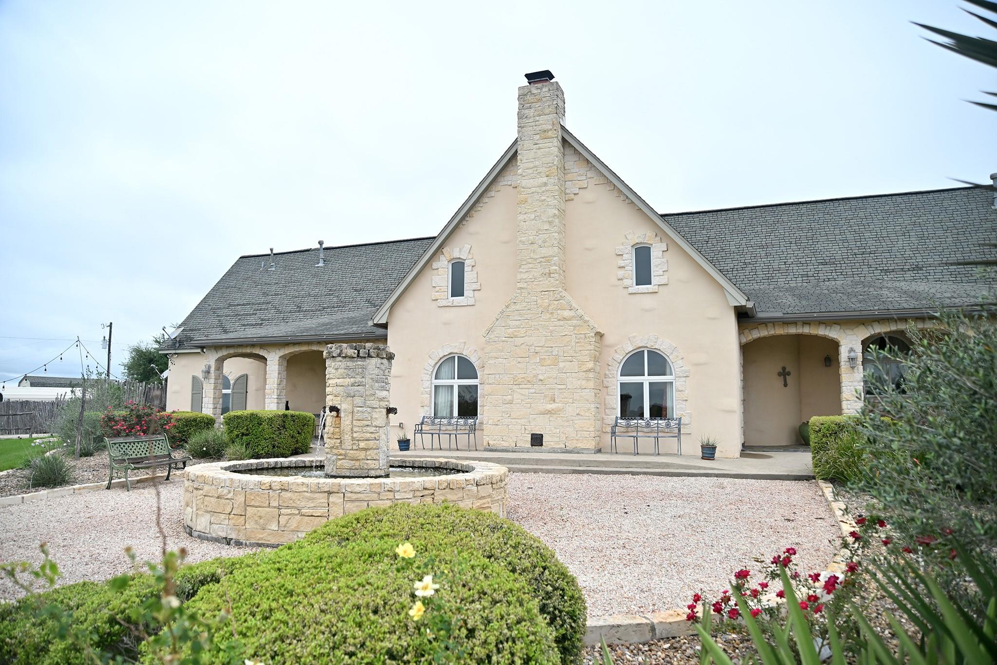 5904 Old Yoakum Rd, Cuero, TX 77954