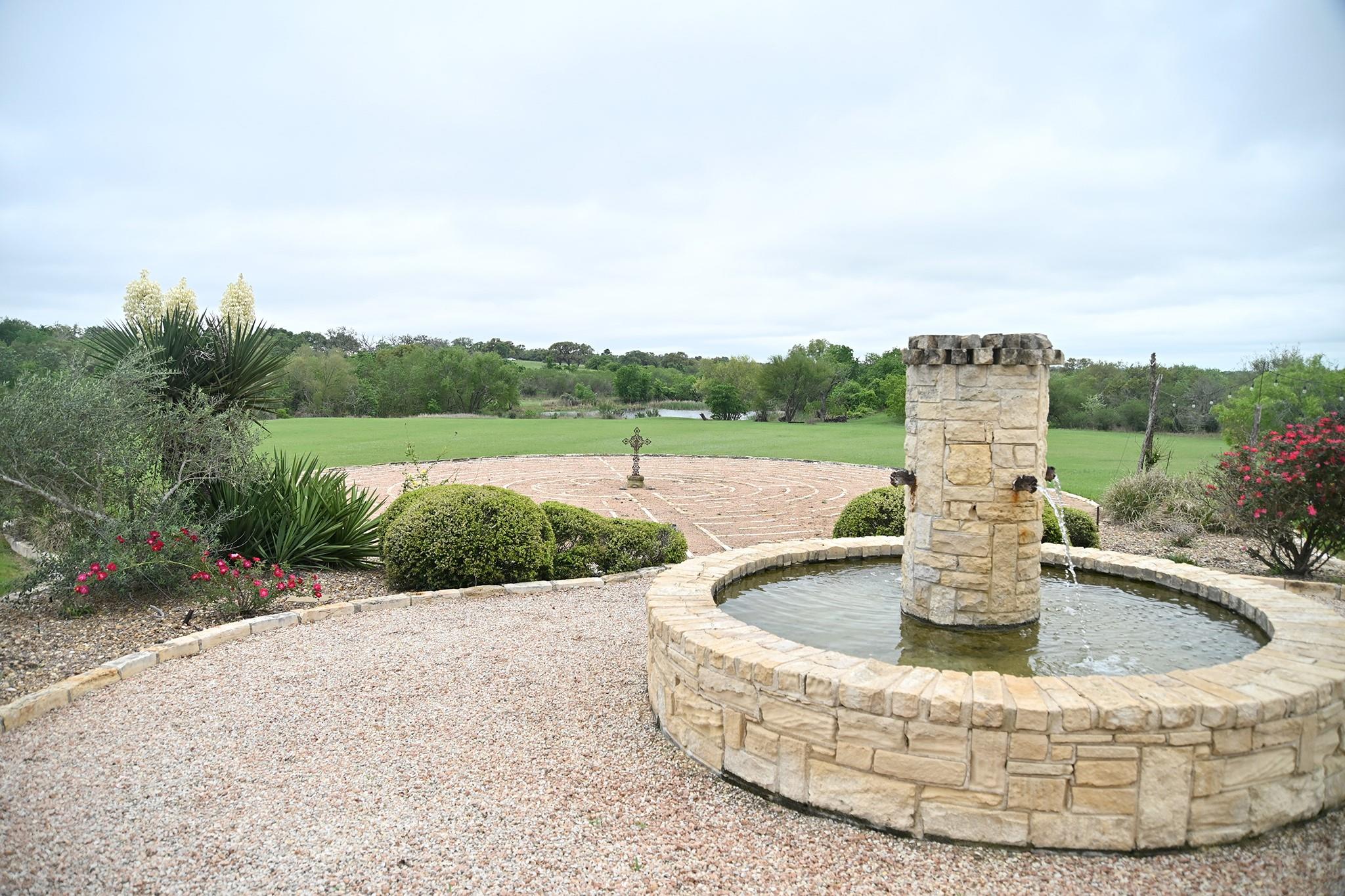 5904 Old Yoakum Rd, Cuero, TX 77954