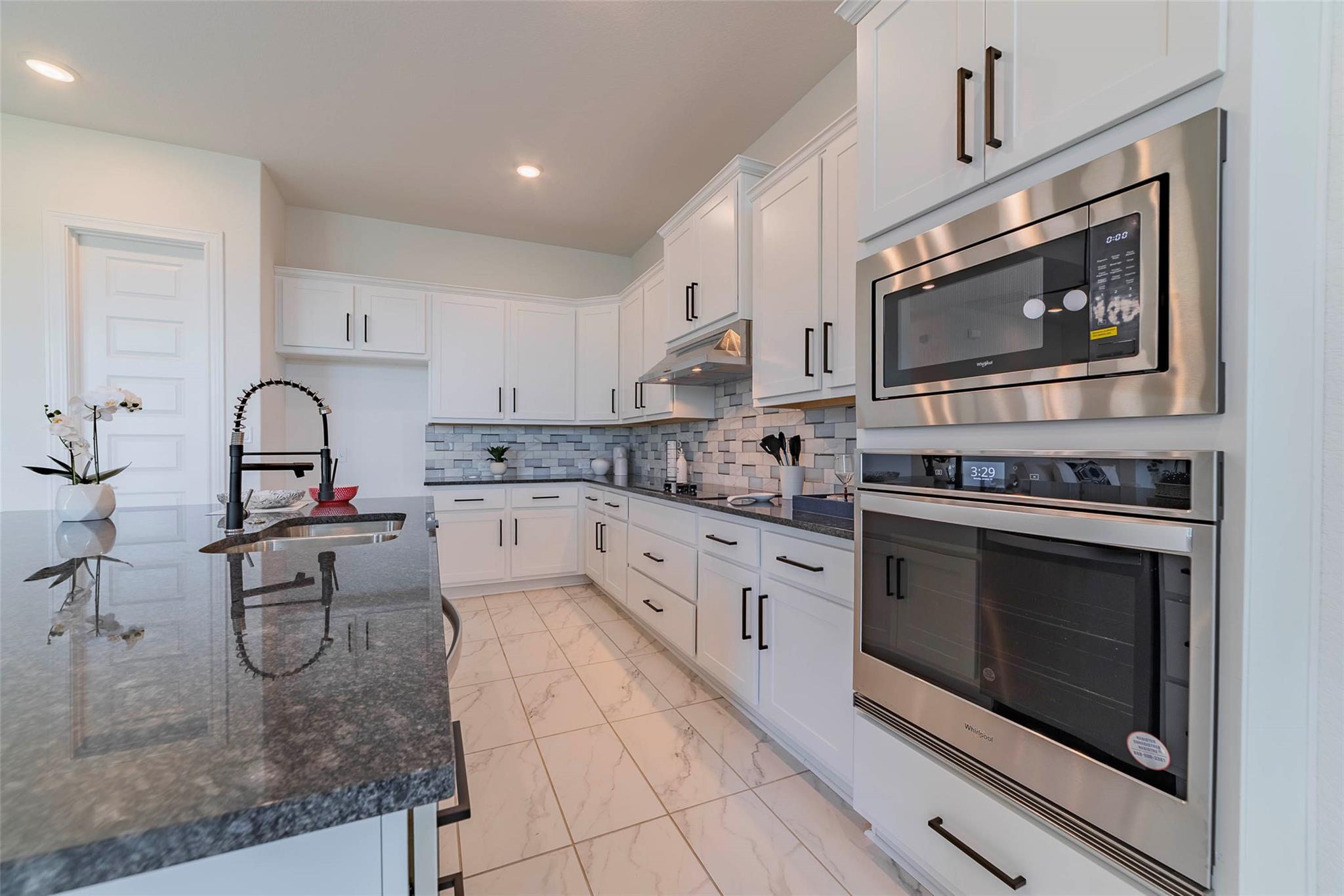 101 Woodstock Cir, Spicewood, TX 78669