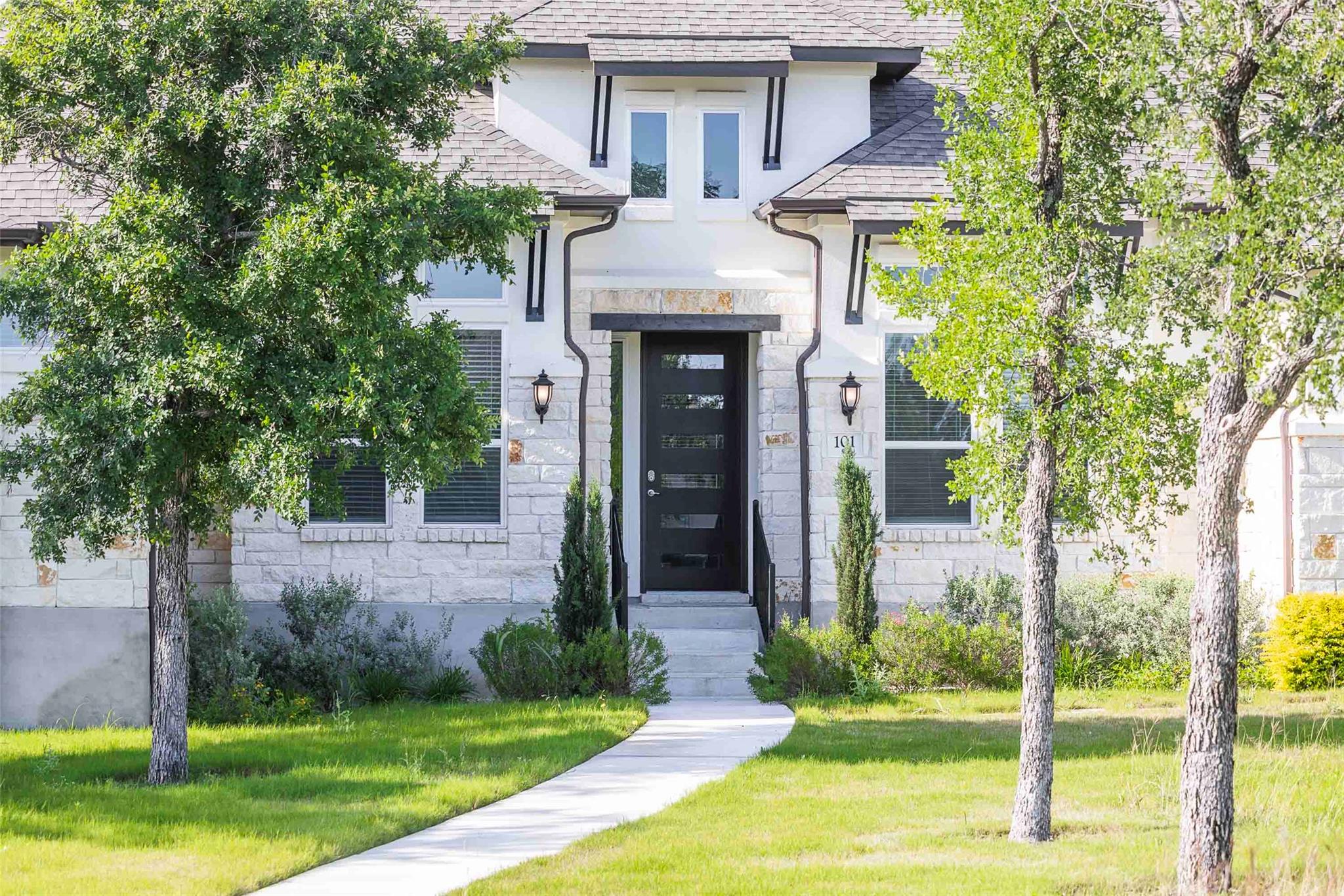 101 Woodstock Cir, Spicewood, TX 78669