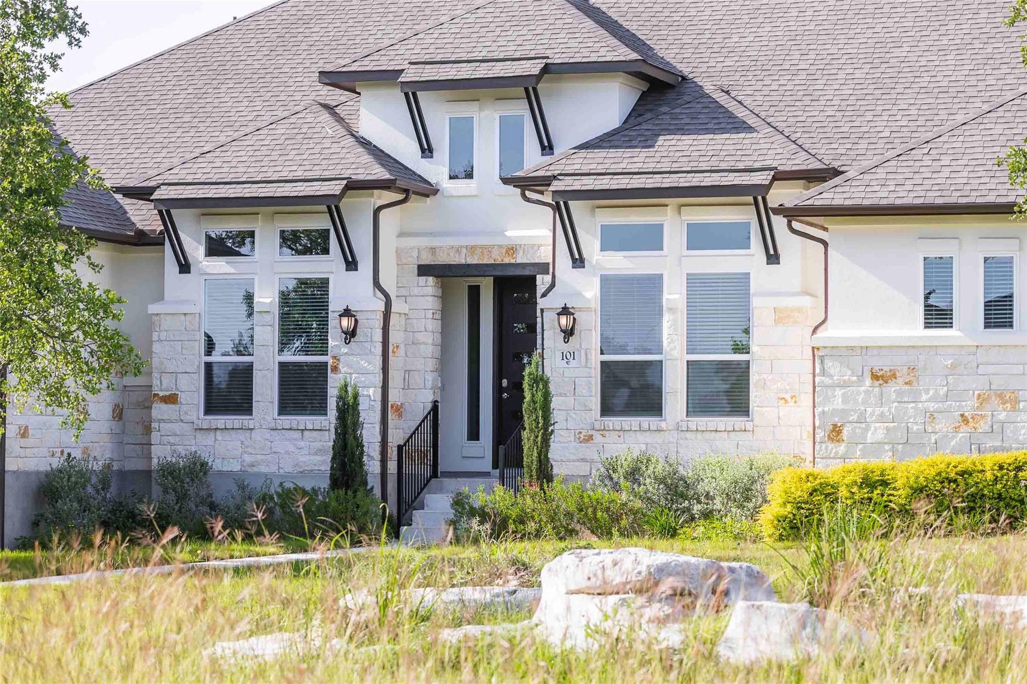 101 Woodstock Cir, Spicewood, TX 78669