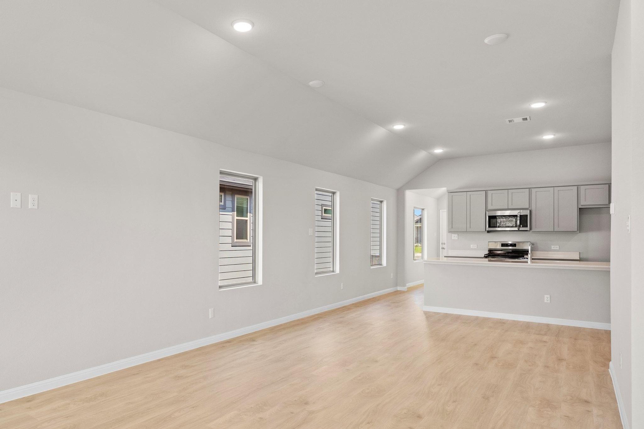 284 Bendecido Loop, Elgin, TX 78621