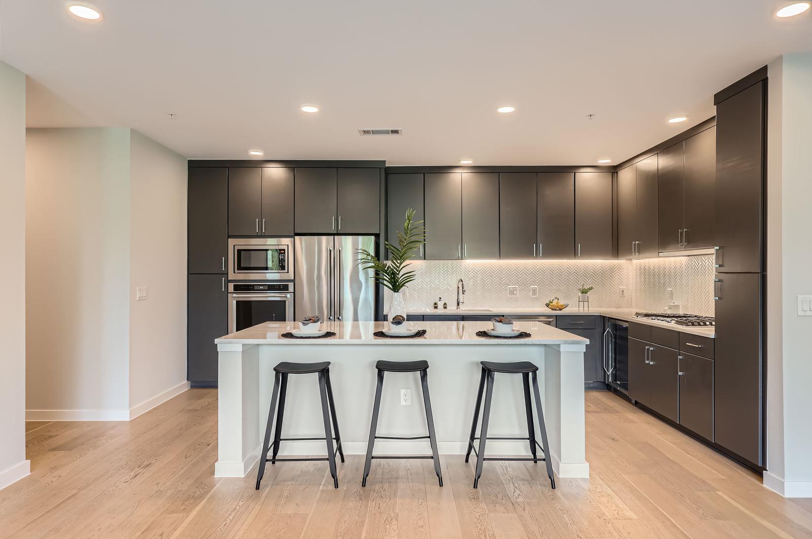 900 S 1st St # 212, Austin, TX 78704