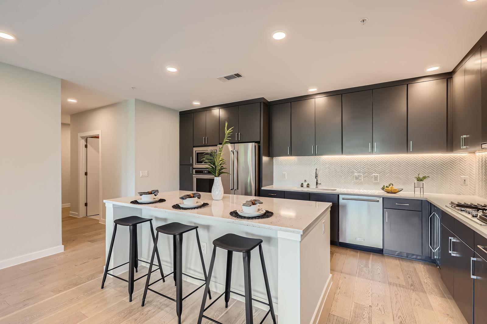 900 S 1st St # 212, Austin, TX 78704