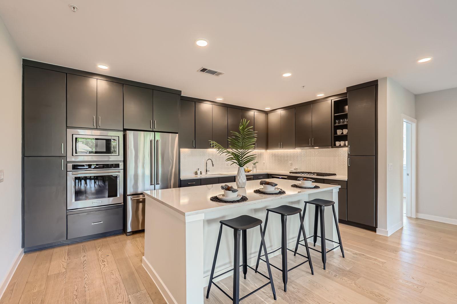 900 S 1st St # 212, Austin, TX 78704