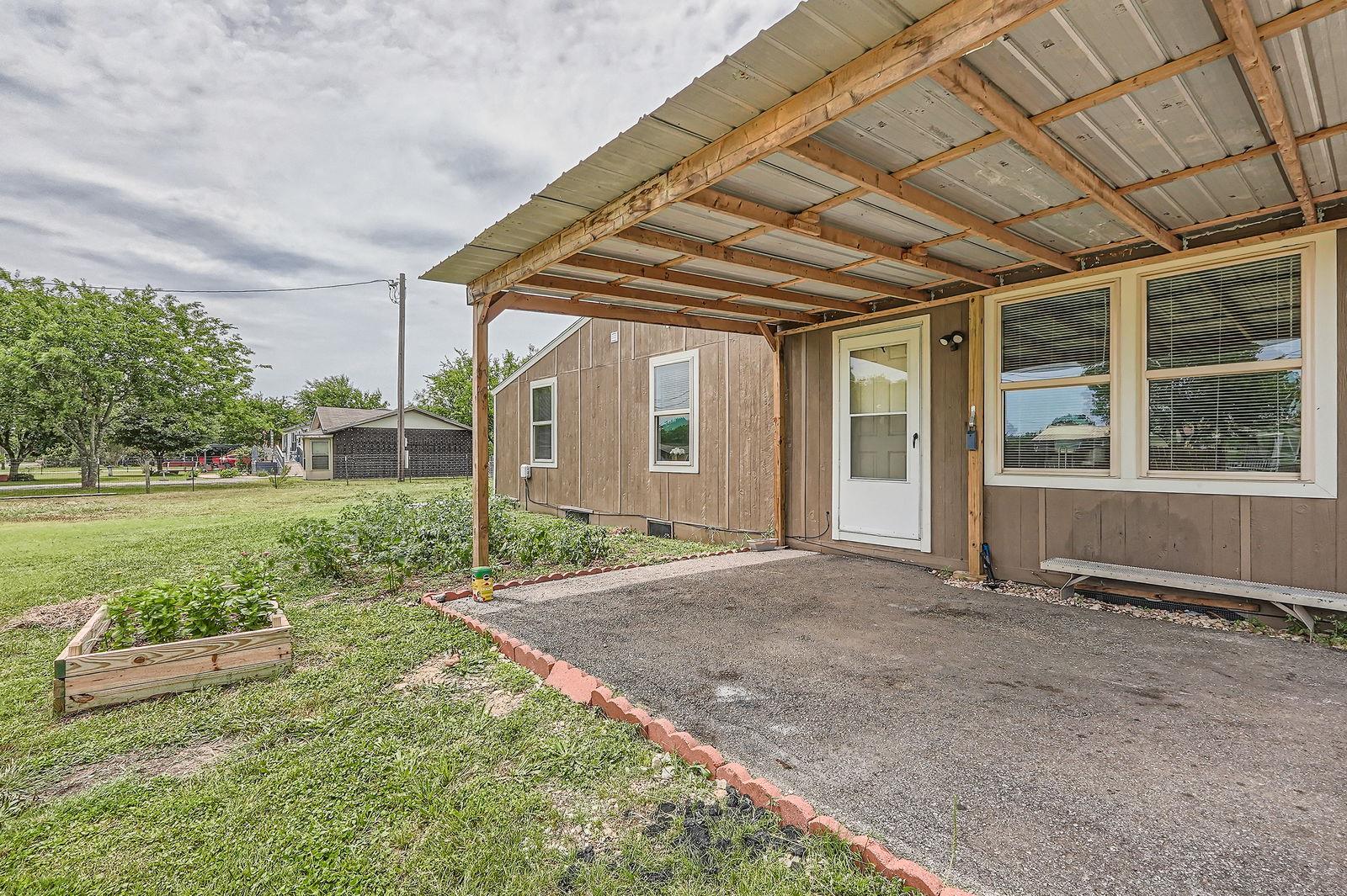 27 Blake Rd, Maxwell, TX 78656