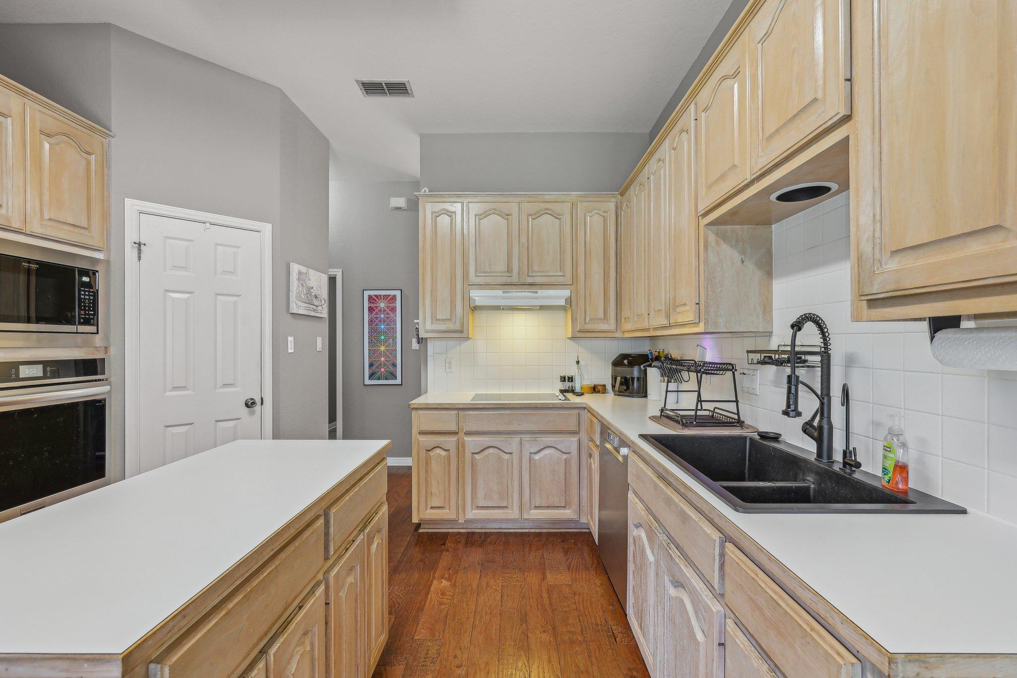 602 Leisurewoods Dr, Buda, TX 78610