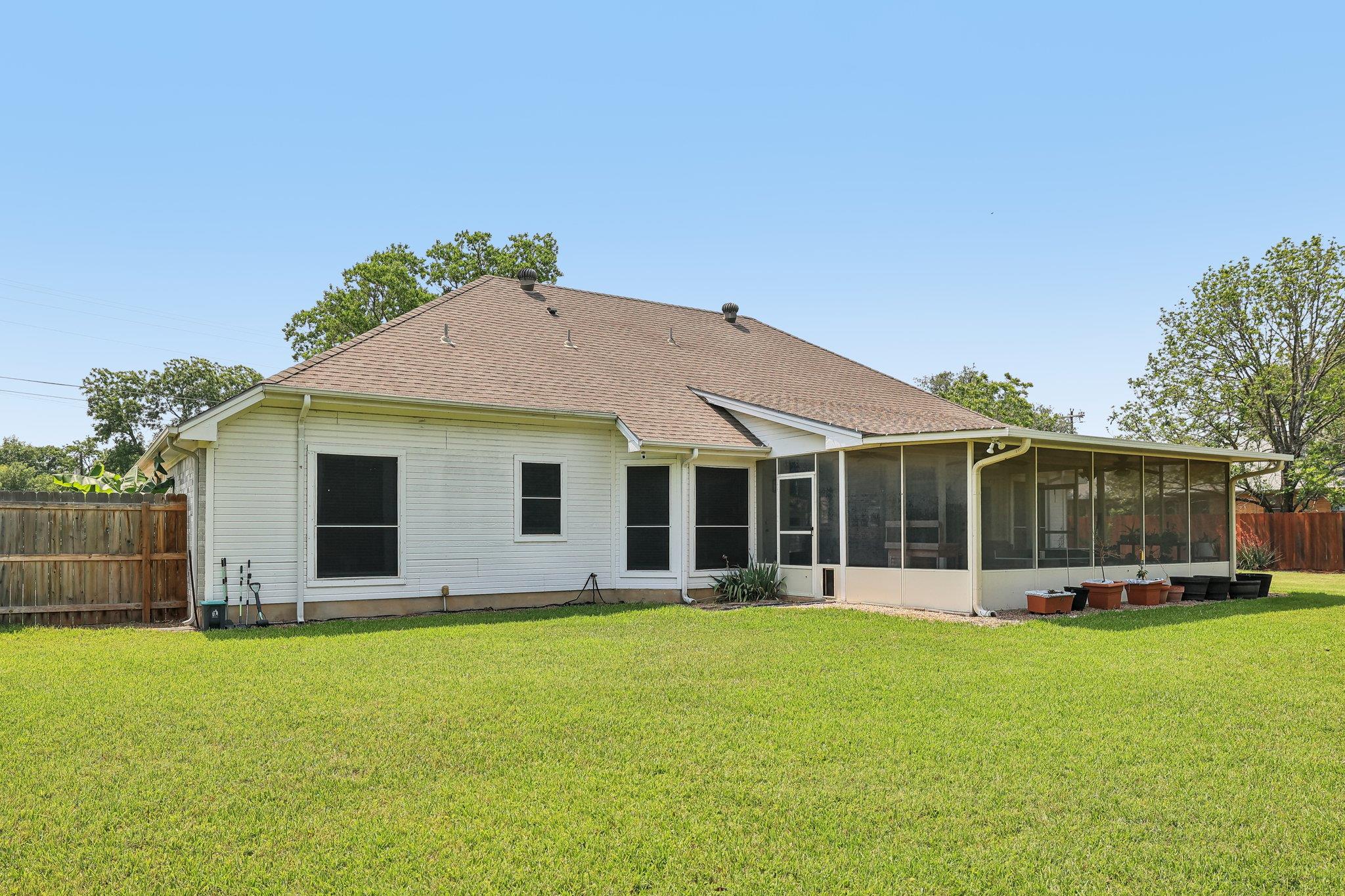 602 Leisurewoods Dr, Buda, TX 78610