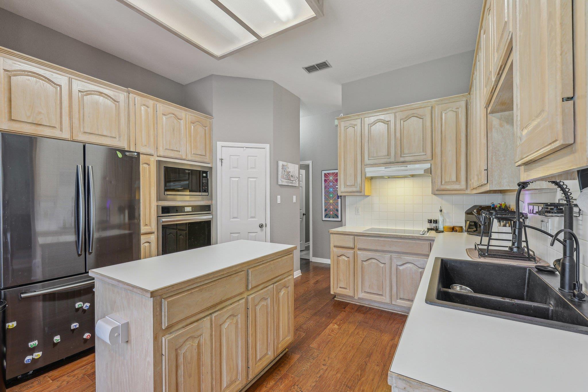 602 Leisurewoods Dr, Buda, TX 78610