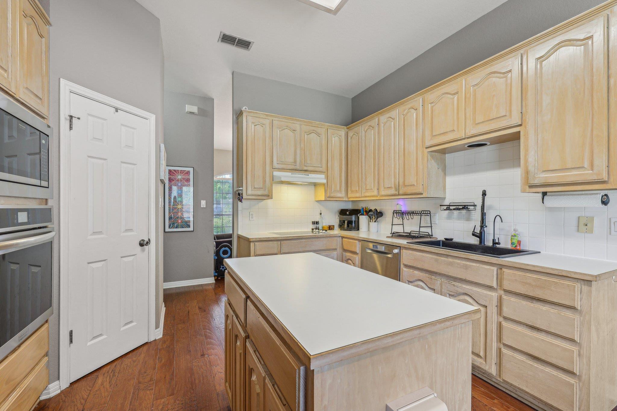 602 Leisurewoods Dr, Buda, TX 78610