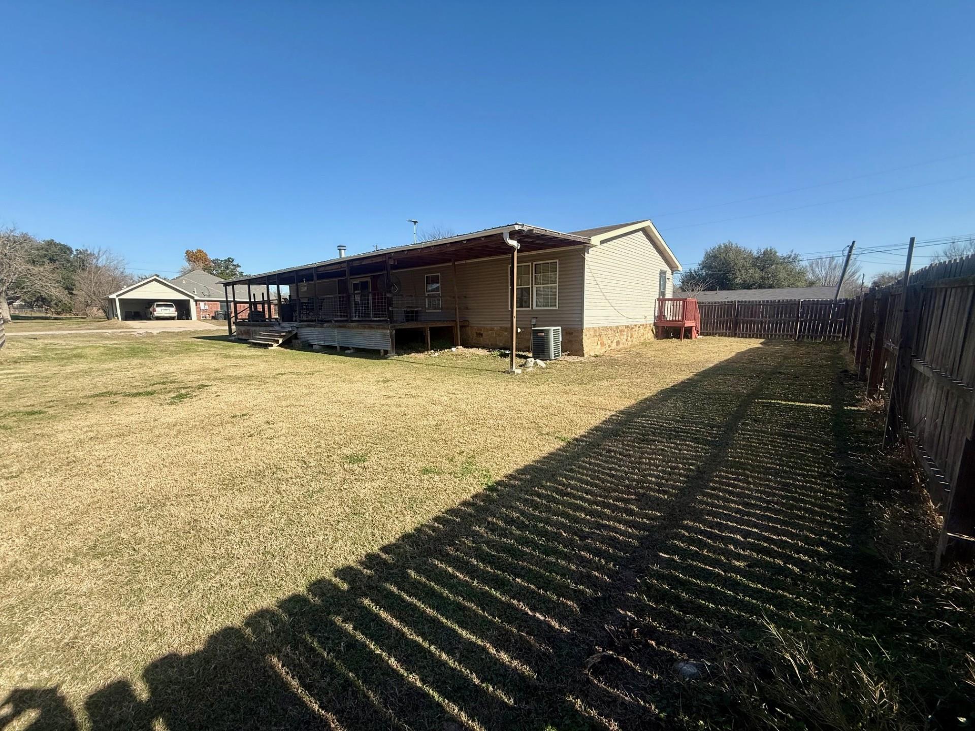845 Caldwell St, Lexington, TX 78947