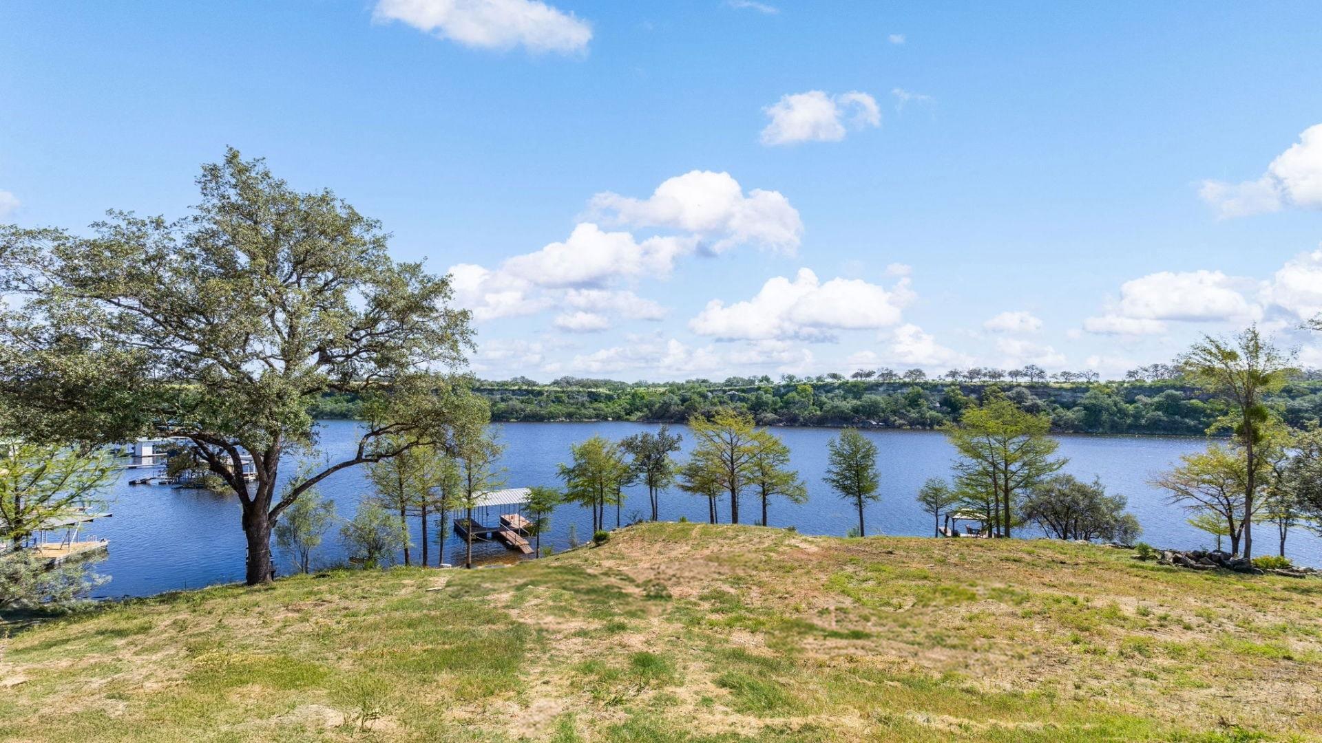 1013 Lake Shore Dr, Spicewood, TX 78669