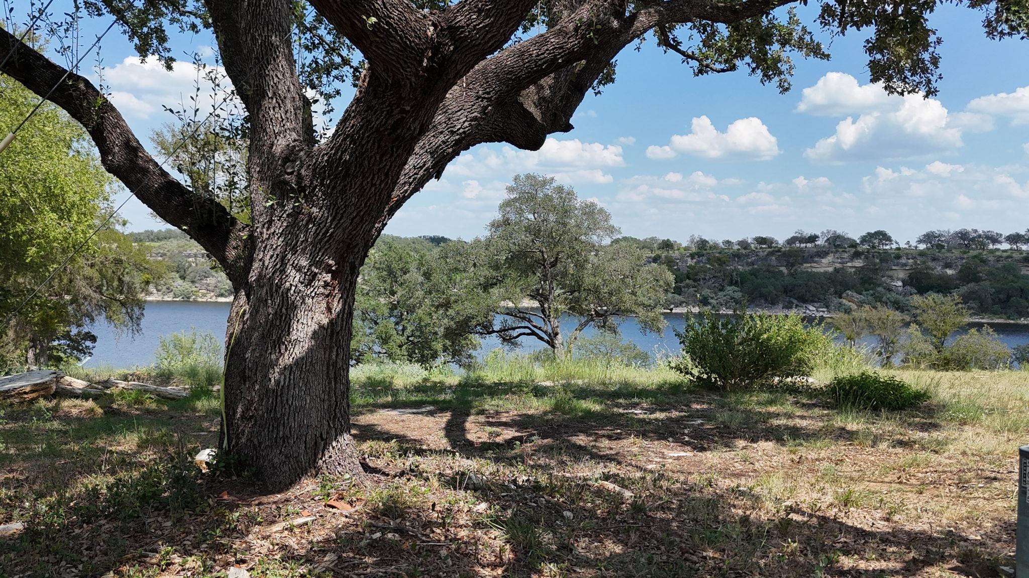 1013 Lake Shore Dr, Spicewood, TX 78669