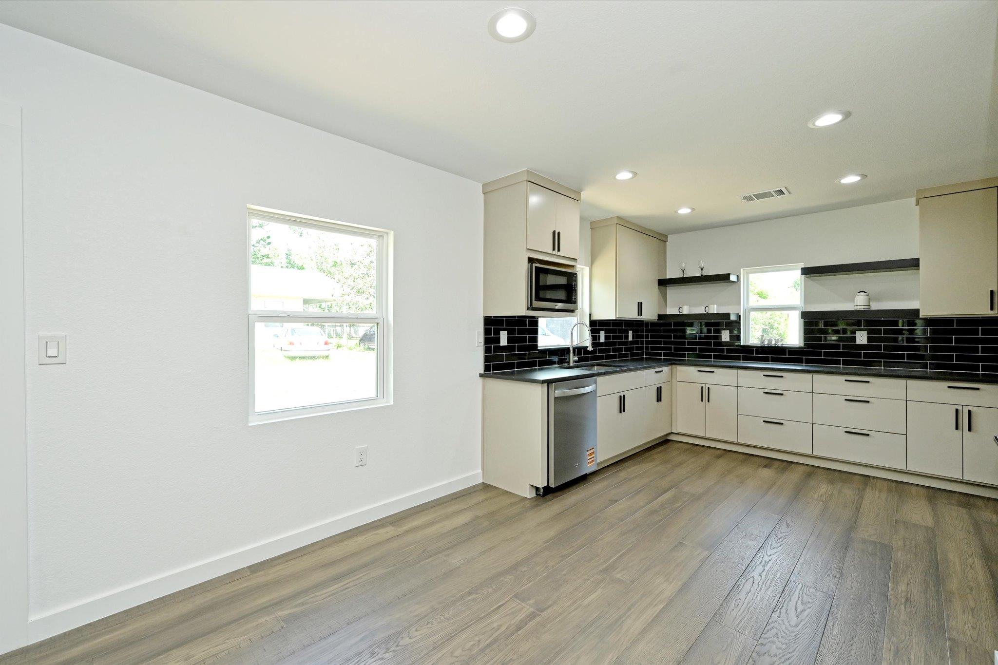 710 E 2nd St, Elgin, TX 78621