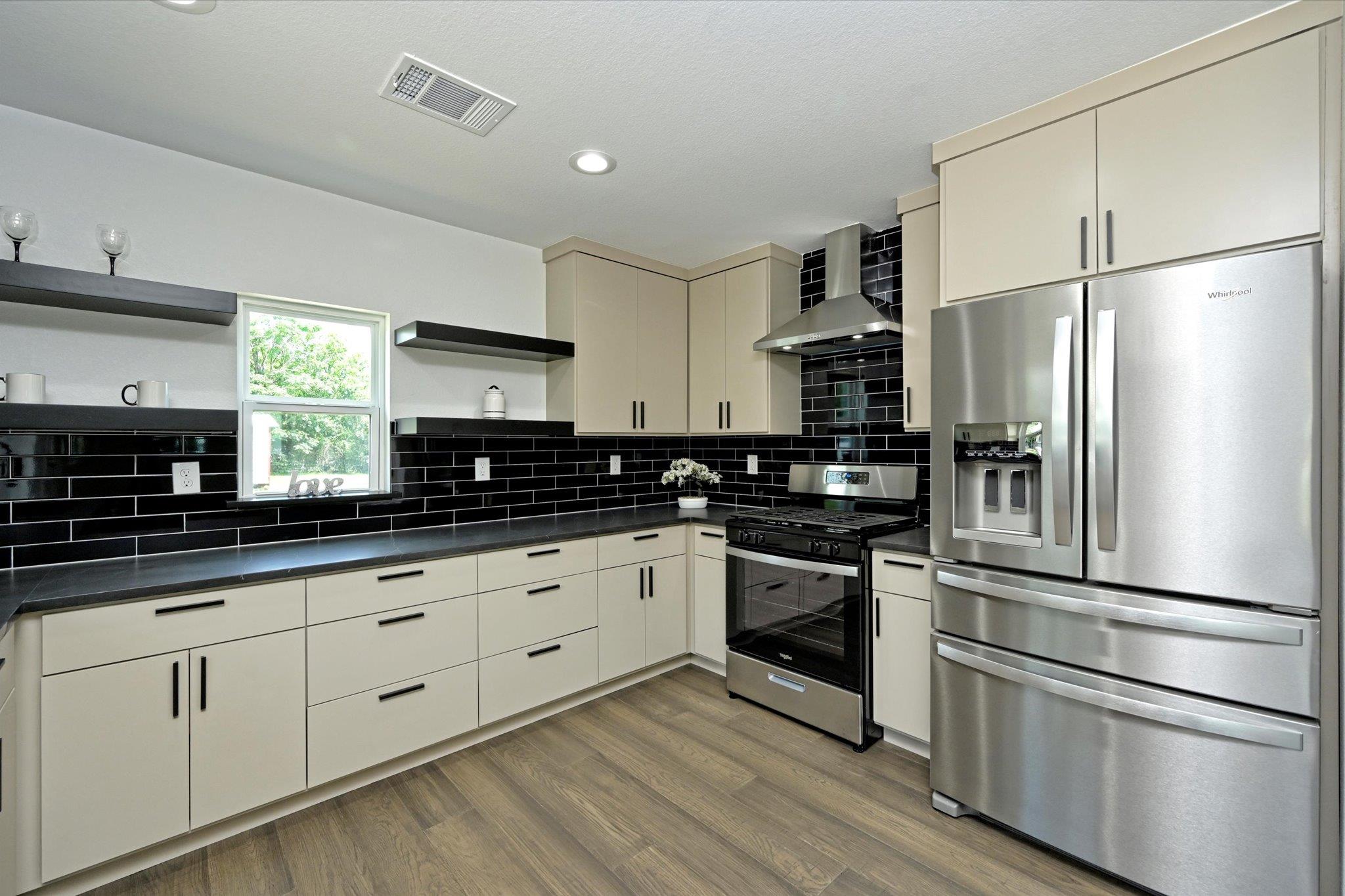 710 E 2nd St, Elgin, TX 78621