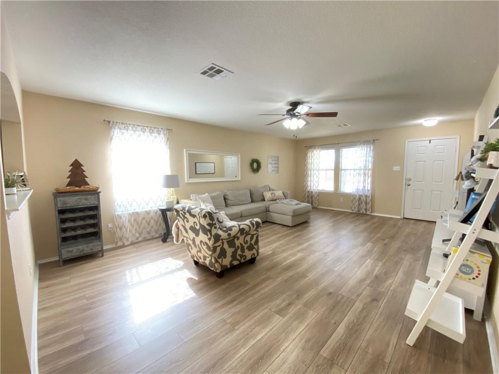 200 Kingfisher Ln, Leander, TX 78641