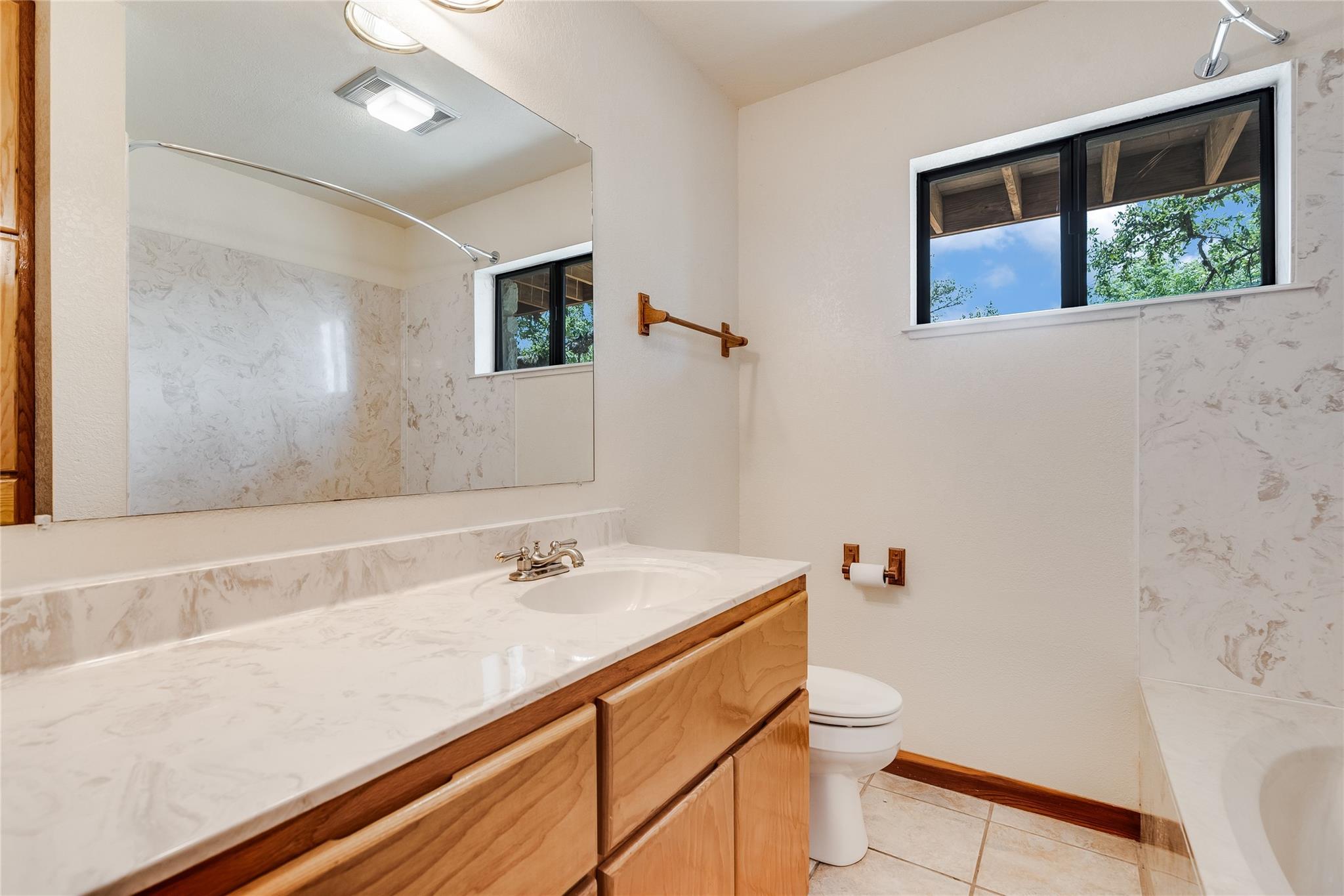 199 Middleton Rd, Spicewood, TX 78669