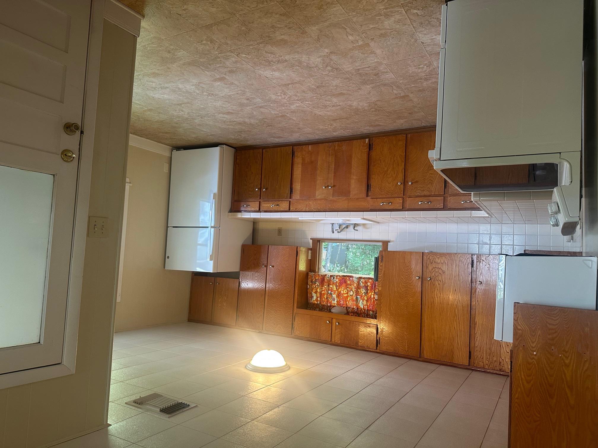 762 E Walnut St, La Grange, TX 78945