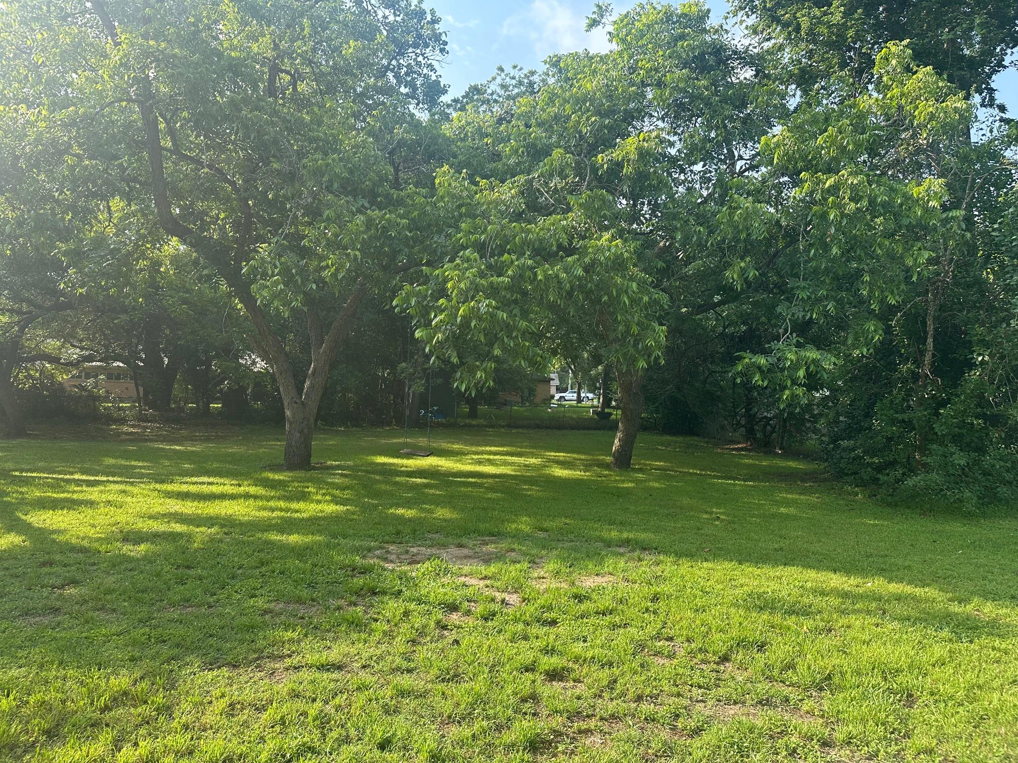 762 E Walnut St, La Grange, TX 78945