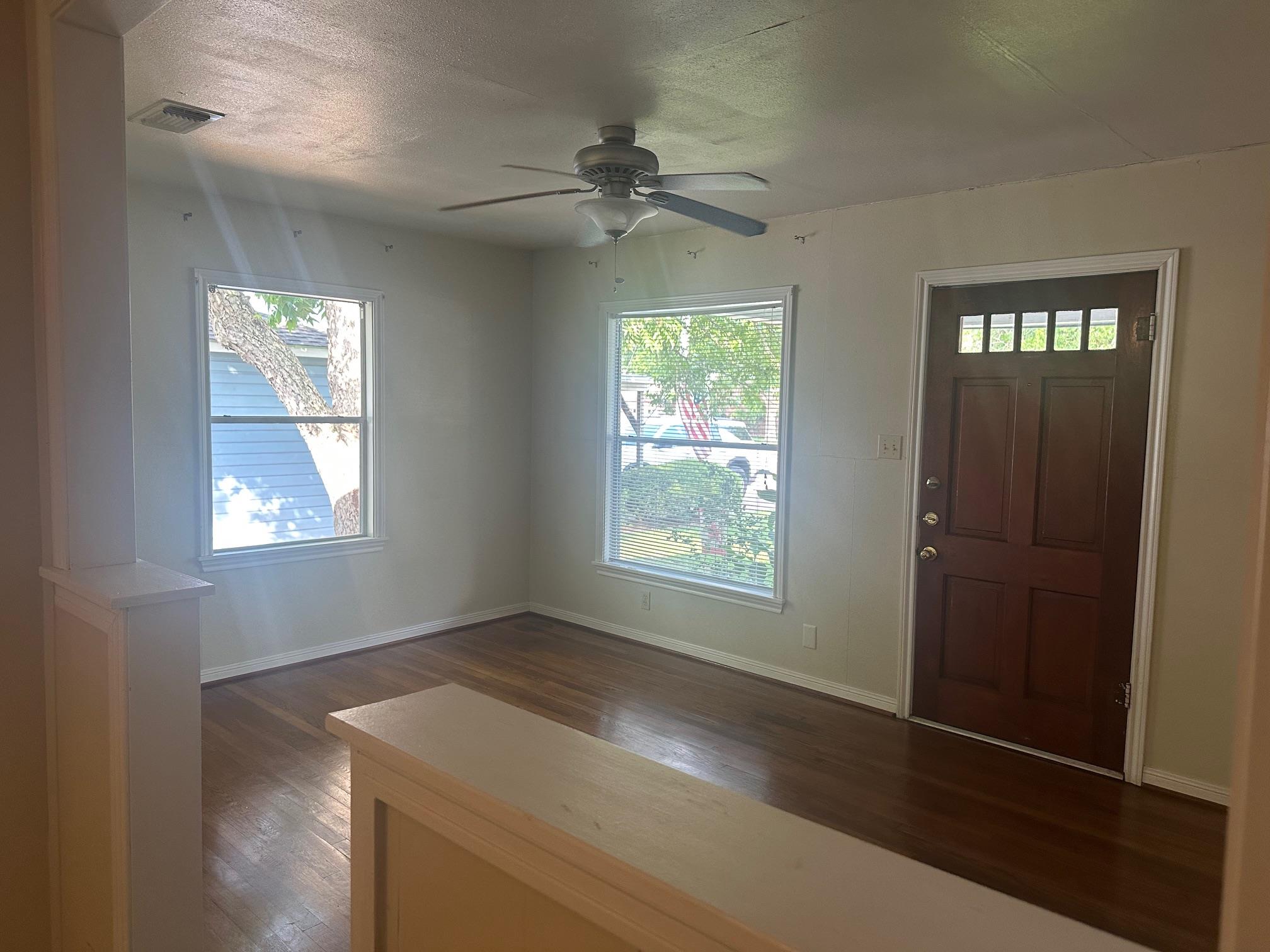 762 E Walnut St, La Grange, TX 78945