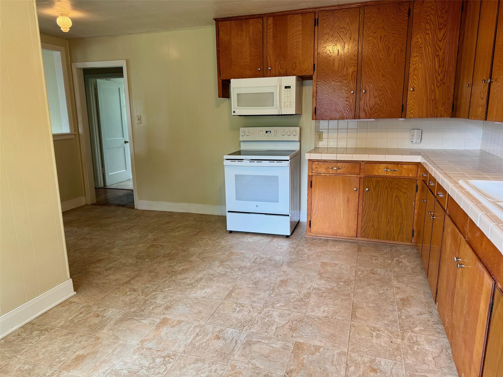 762 E Walnut St, La Grange, TX 78945