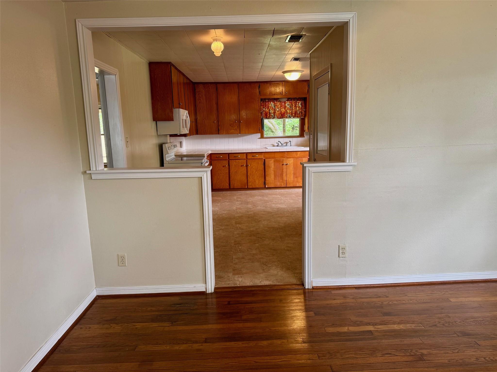 762 E Walnut St, La Grange, TX 78945