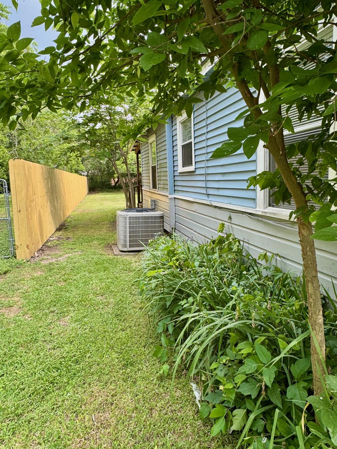 762 E Walnut St, La Grange, TX 78945