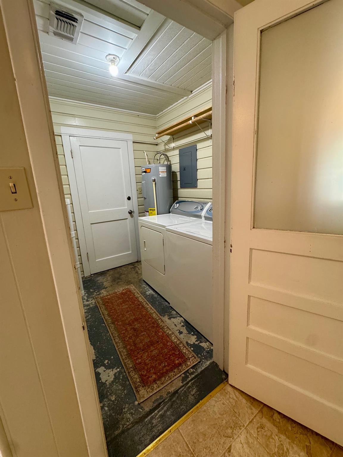 762 E Walnut St, La Grange, TX 78945