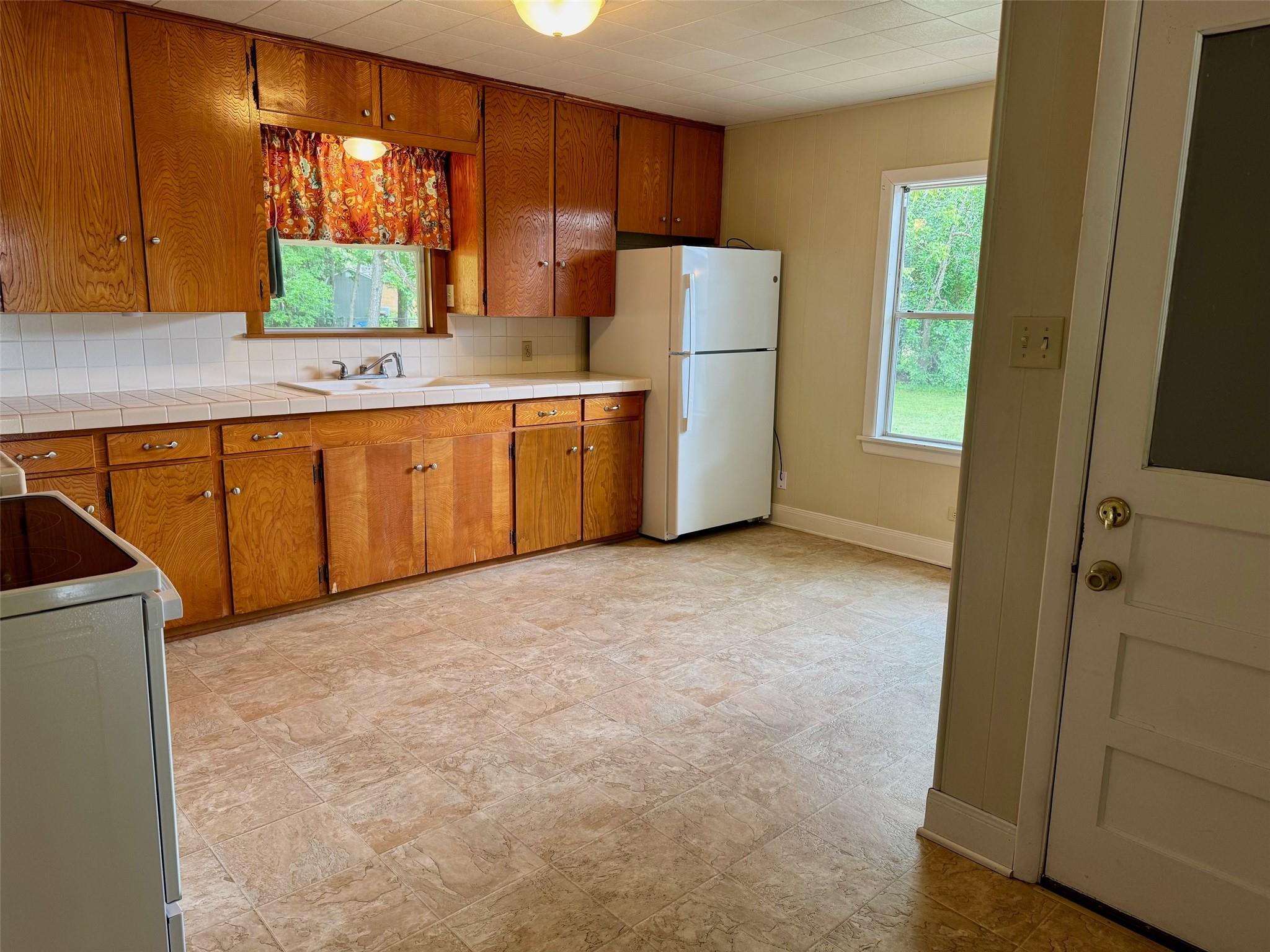 762 E Walnut St, La Grange, TX 78945