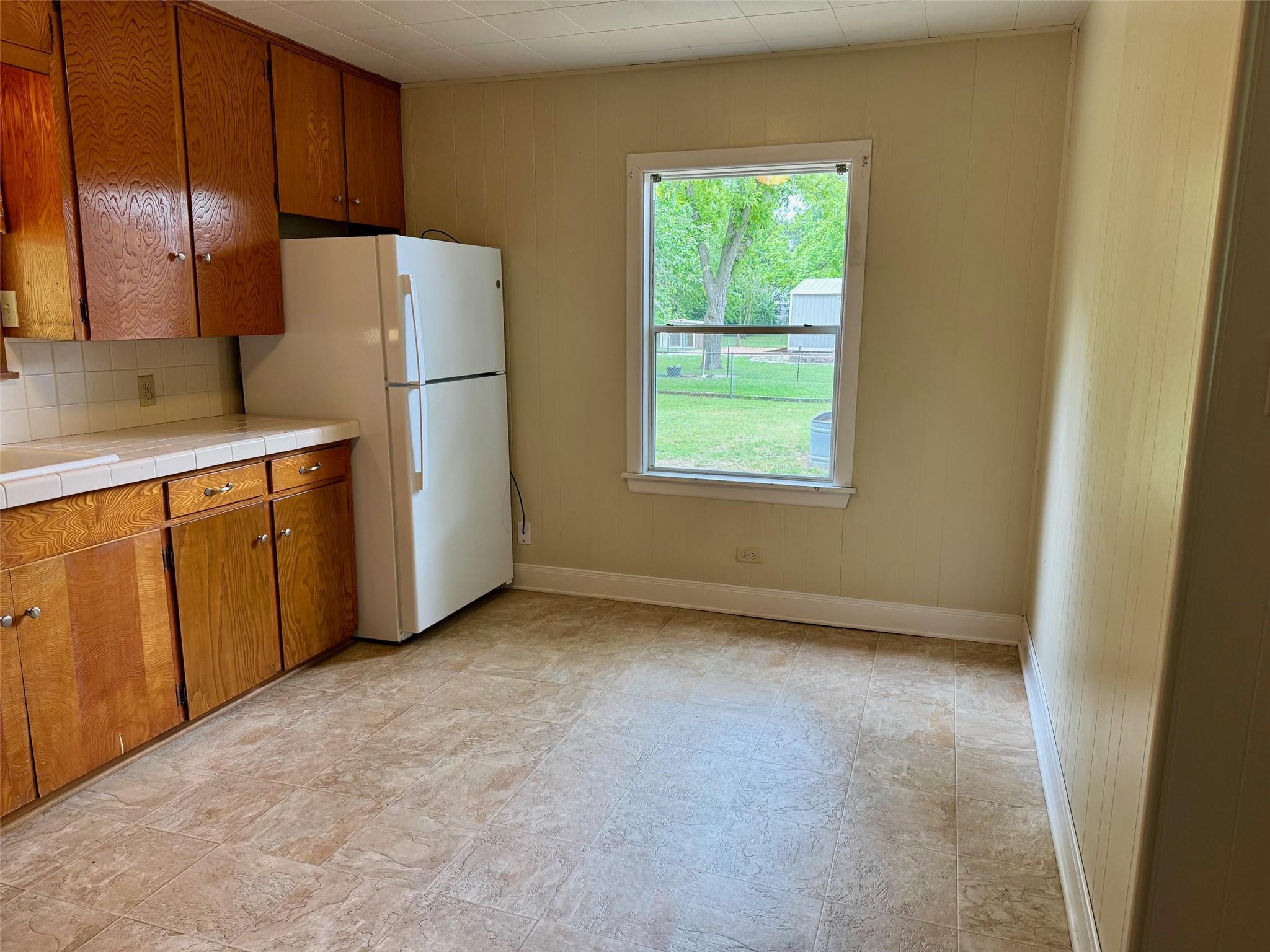 762 E Walnut St, La Grange, TX 78945