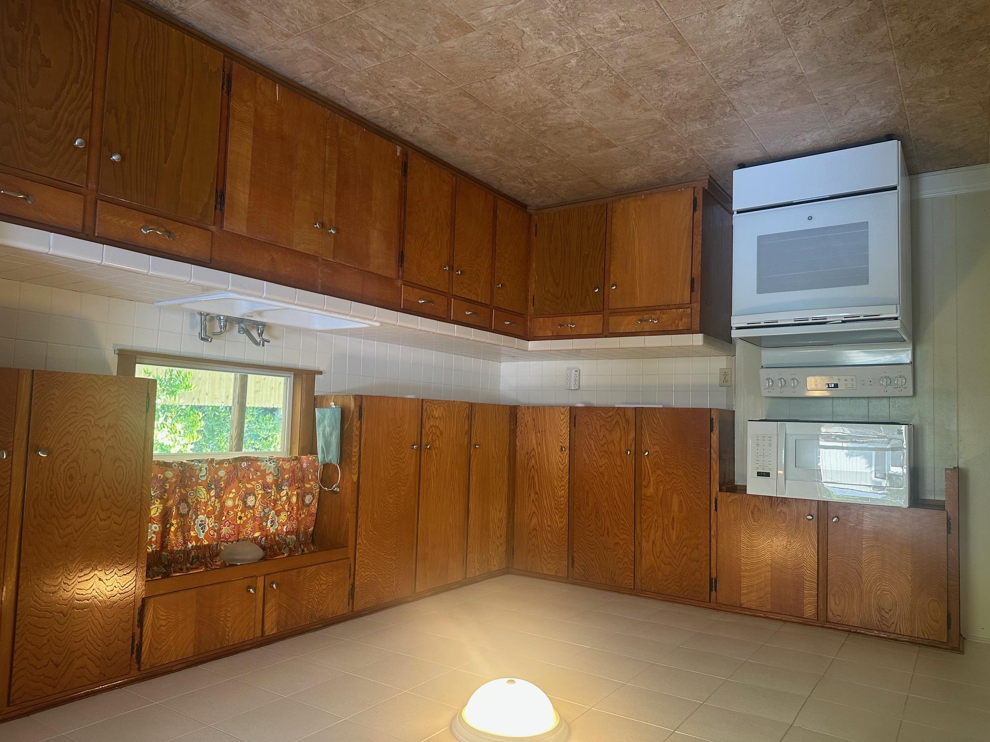 762 E Walnut St, La Grange, TX 78945