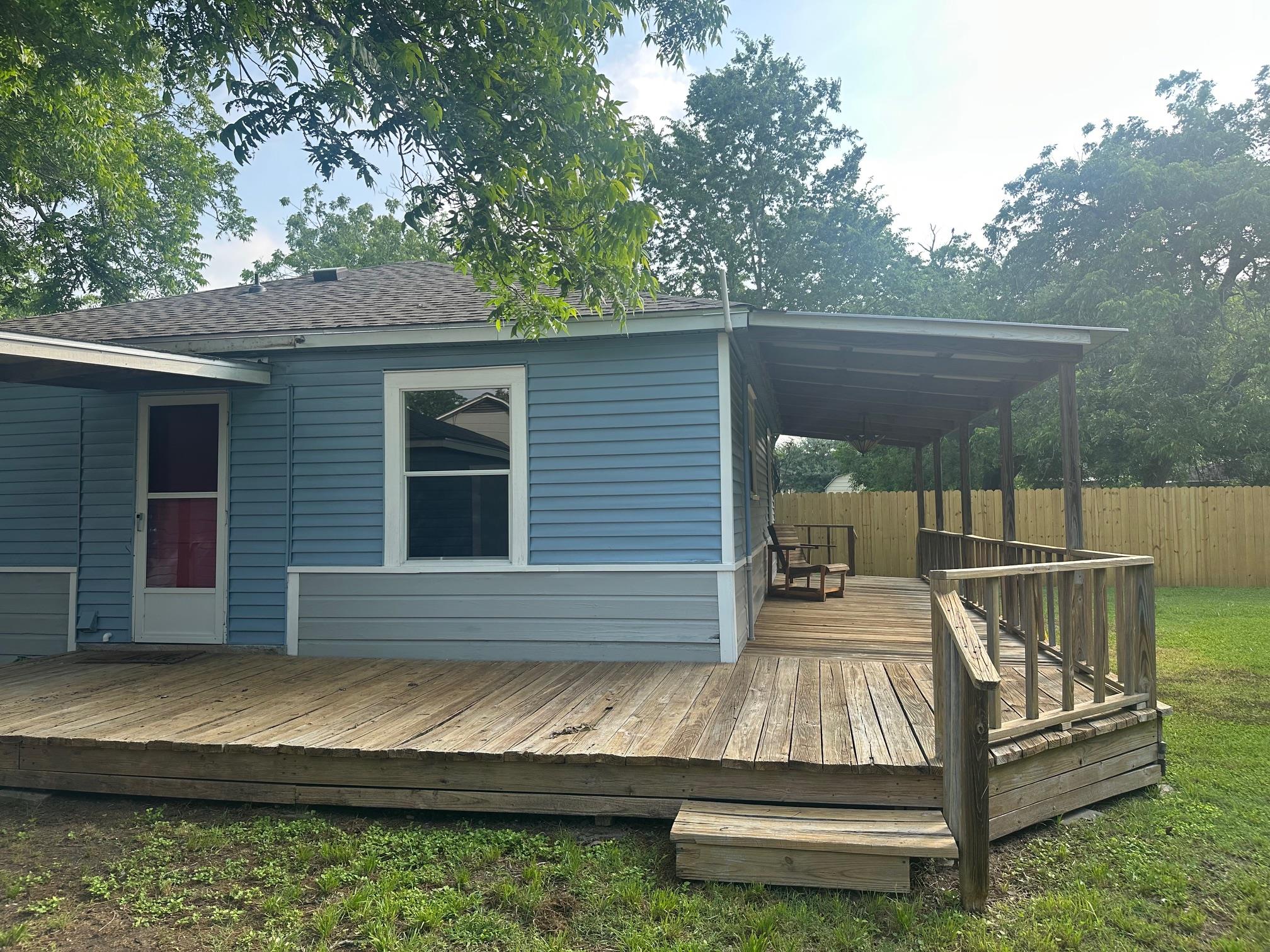 762 E Walnut St, La Grange, TX 78945