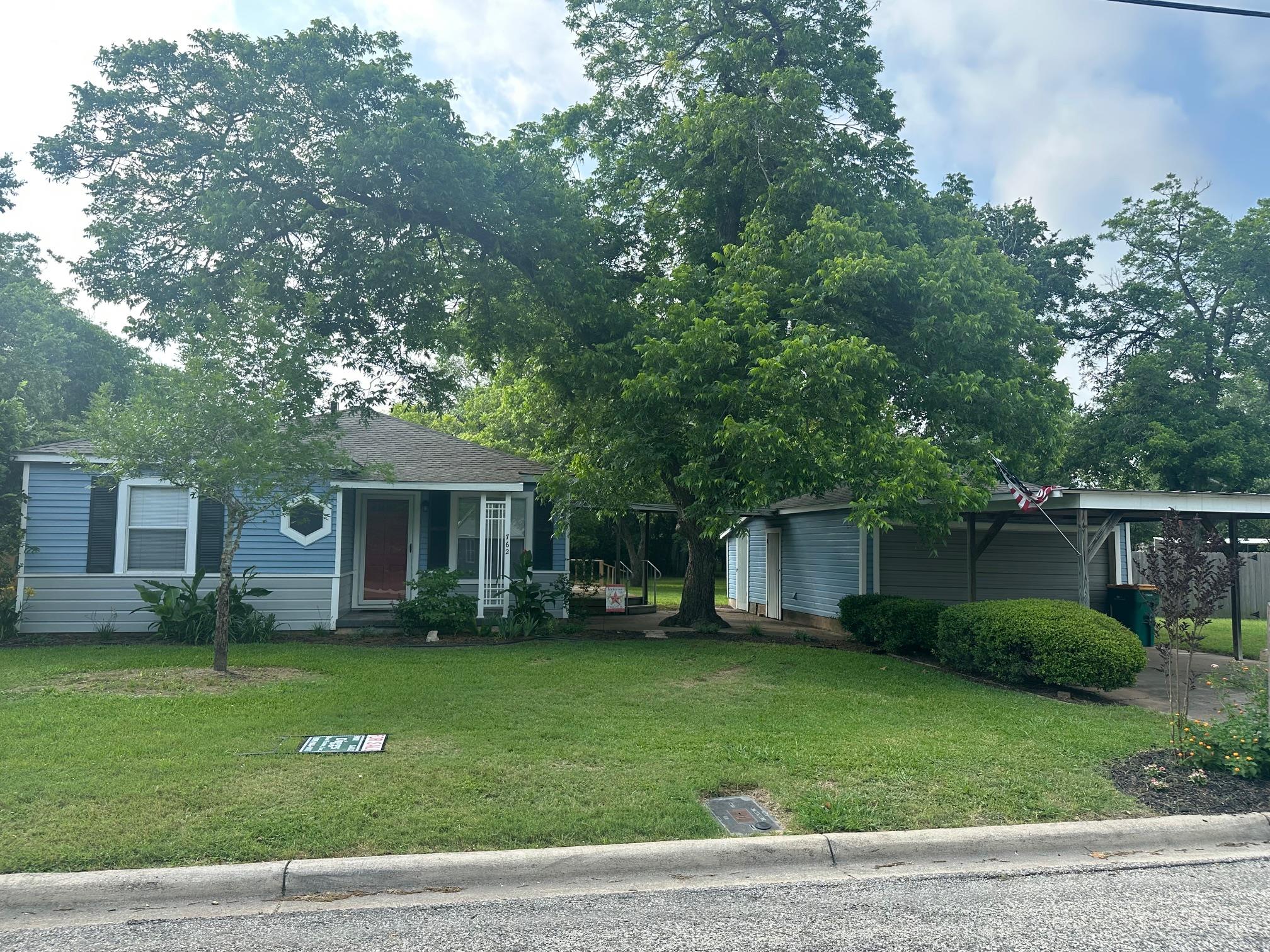 762 E Walnut St, La Grange, TX 78945