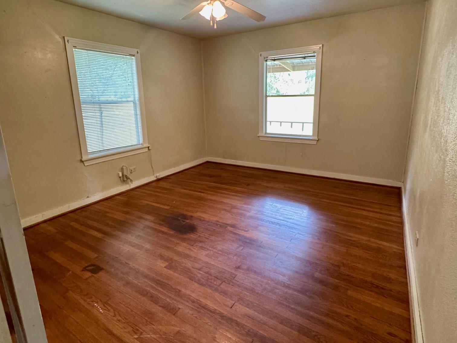 762 E Walnut St, La Grange, TX 78945