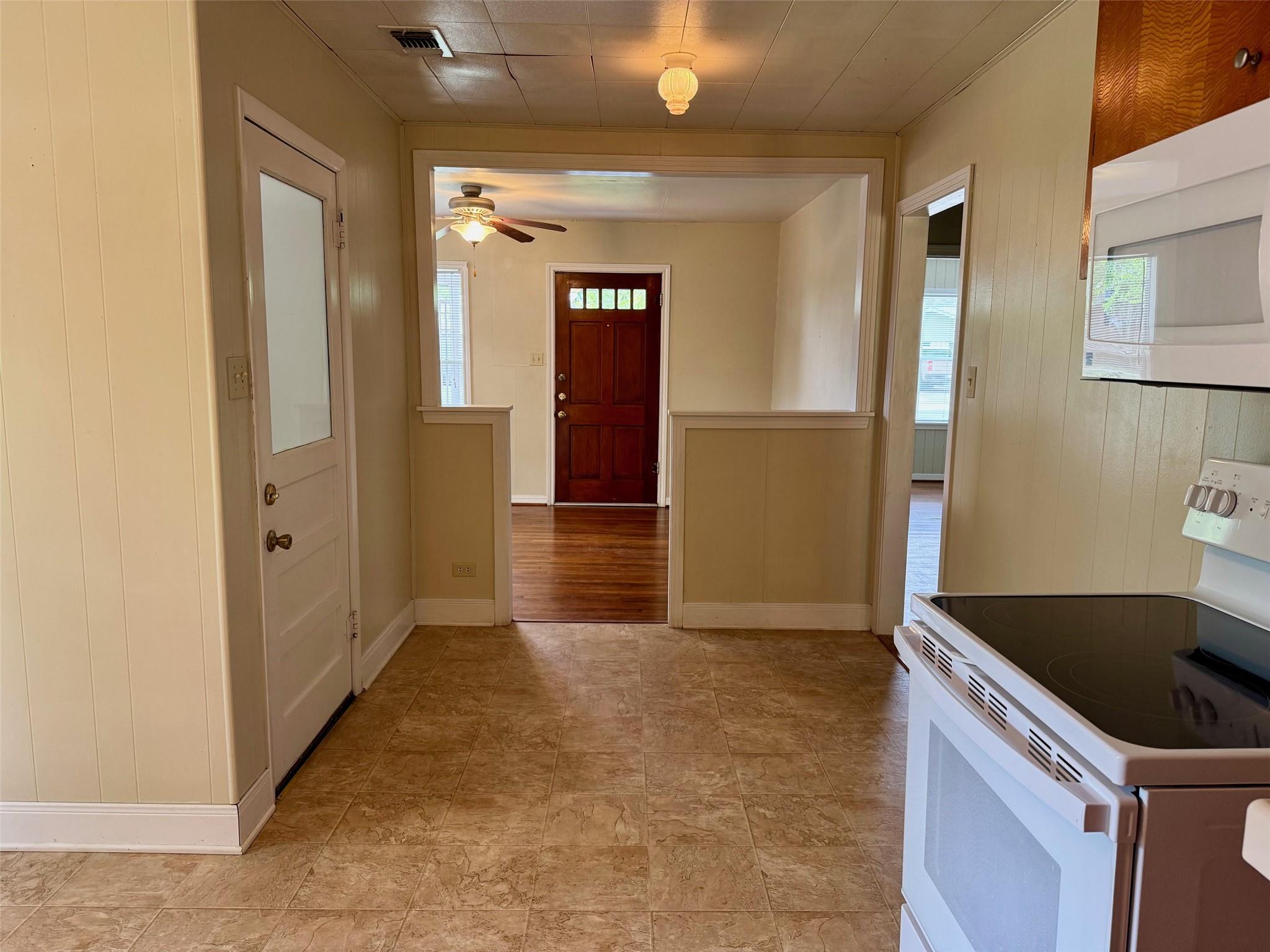 762 E Walnut St, La Grange, TX 78945