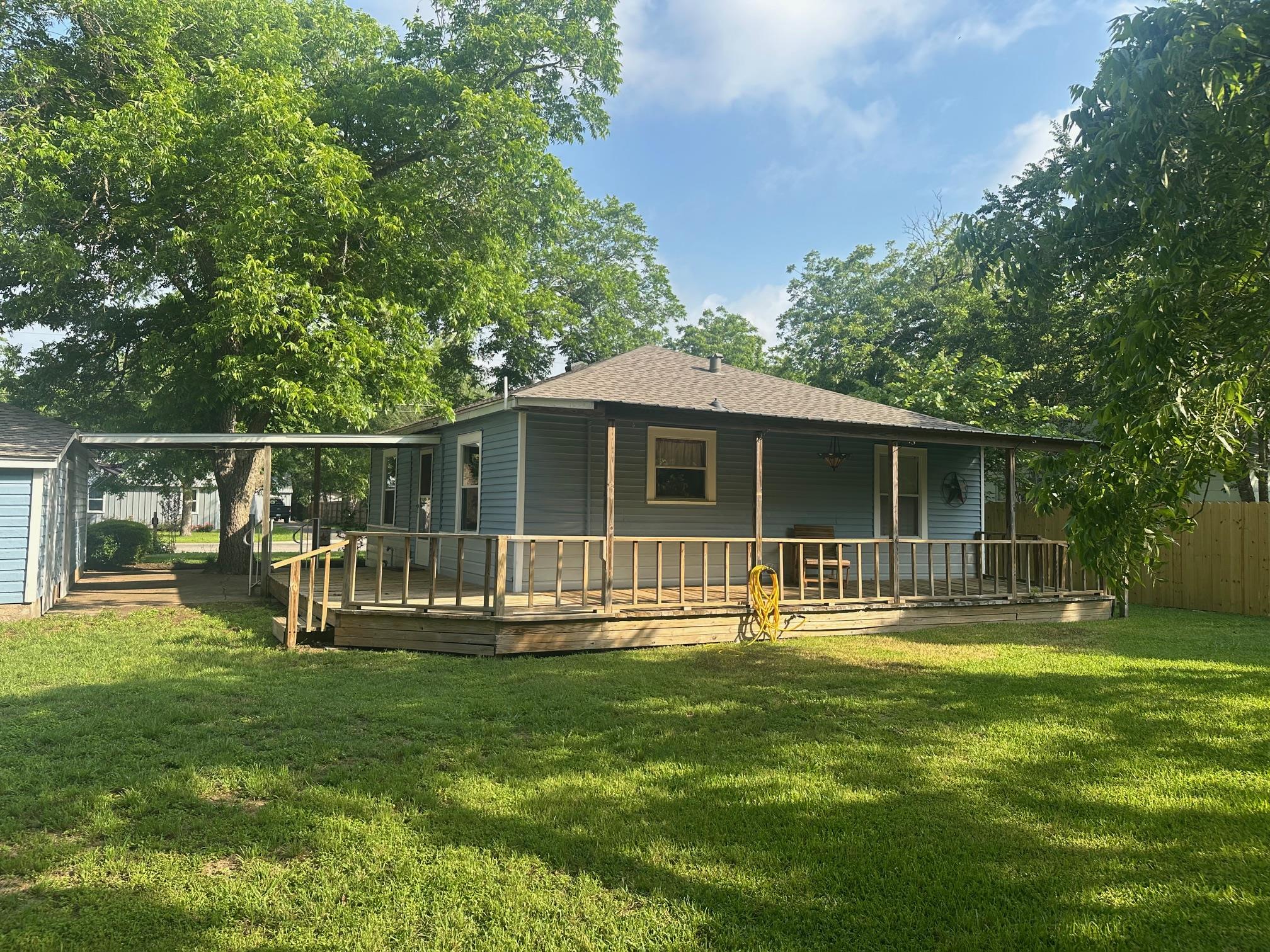 762 E Walnut St, La Grange, TX 78945