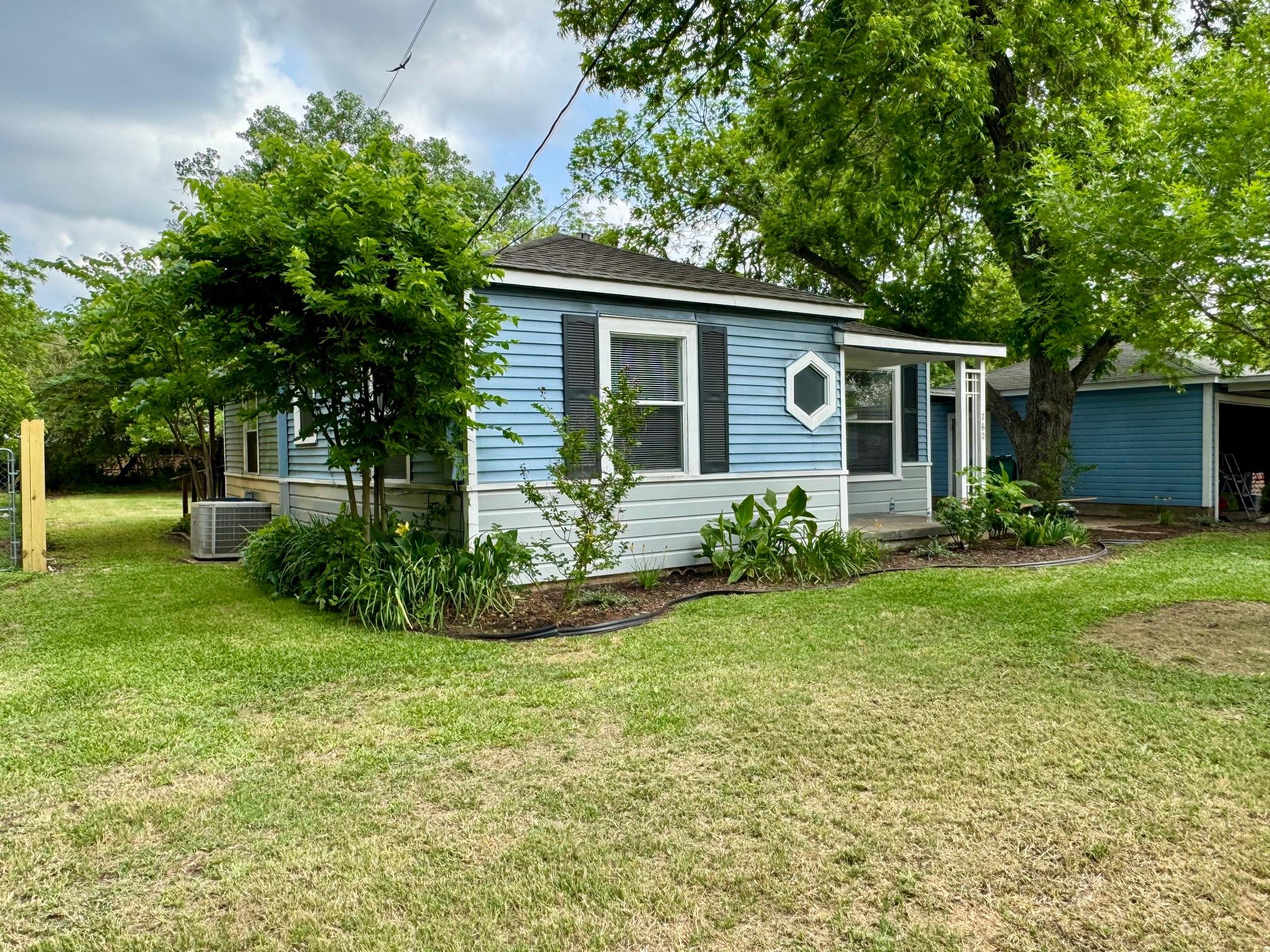 762 E Walnut St, La Grange, TX 78945