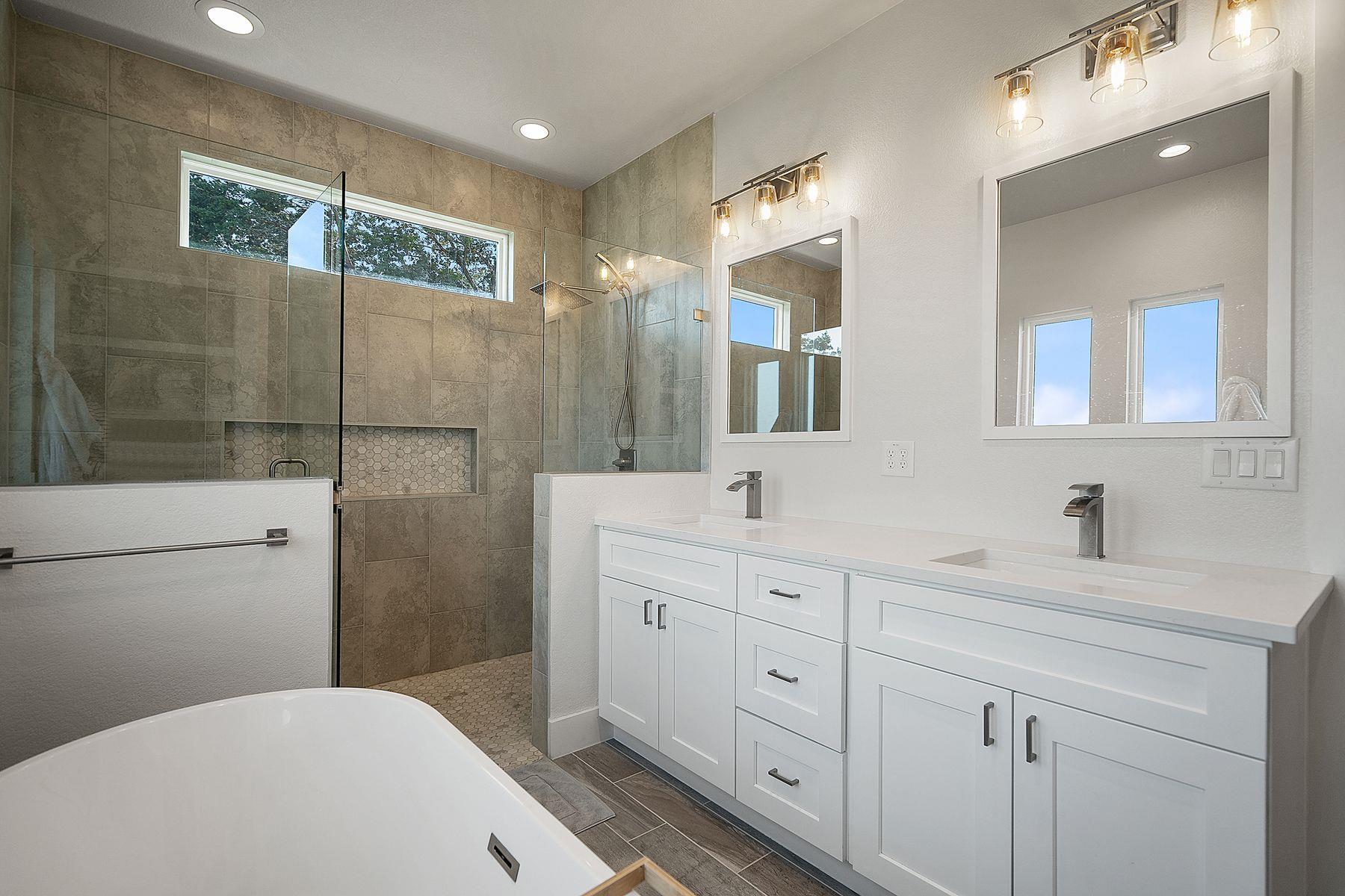 20704 Leaning Oak Dr, Lago Vista, TX 78645