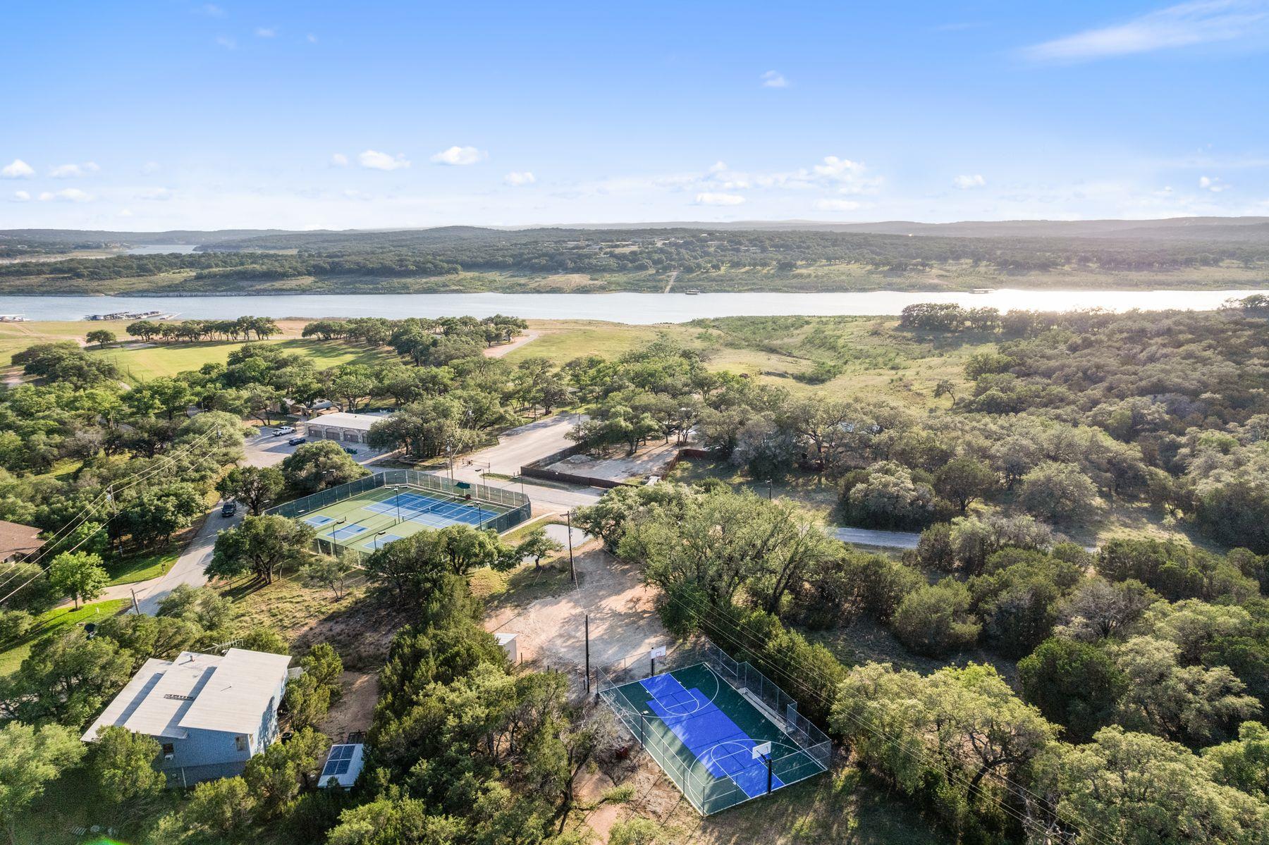 20704 Leaning Oak Dr, Lago Vista, TX 78645