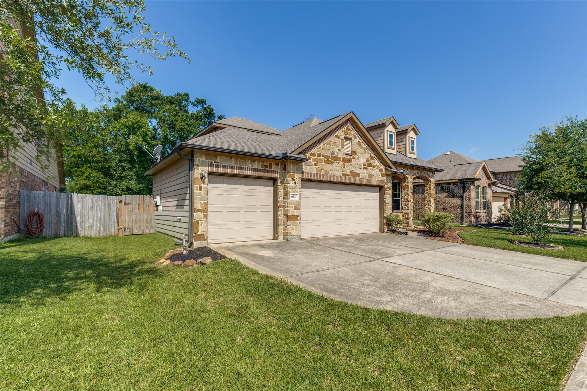 6531 Hunters Creek Ln, Baytown, TX 77521