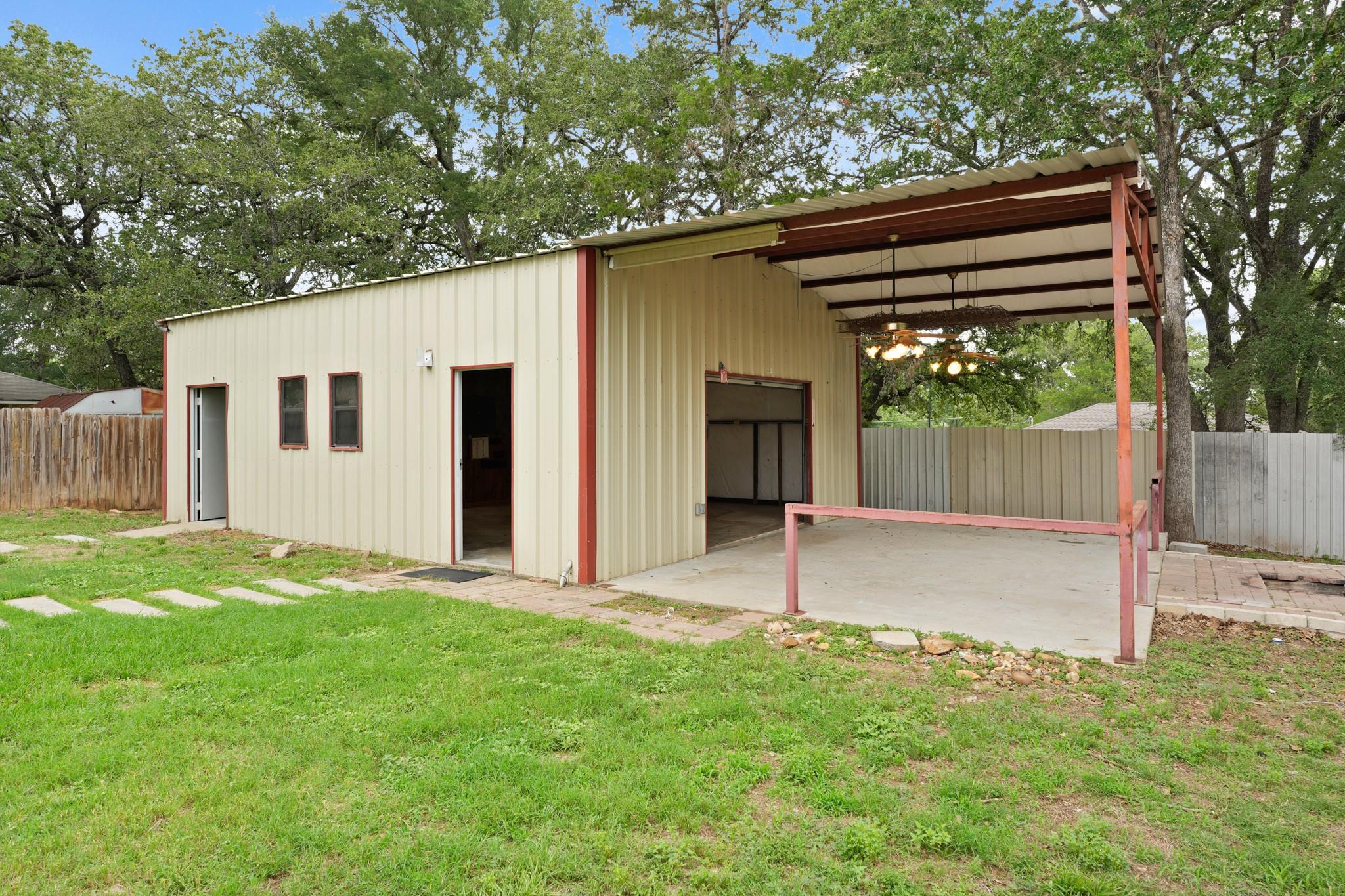 503 Pine St, Smithville, TX 78957