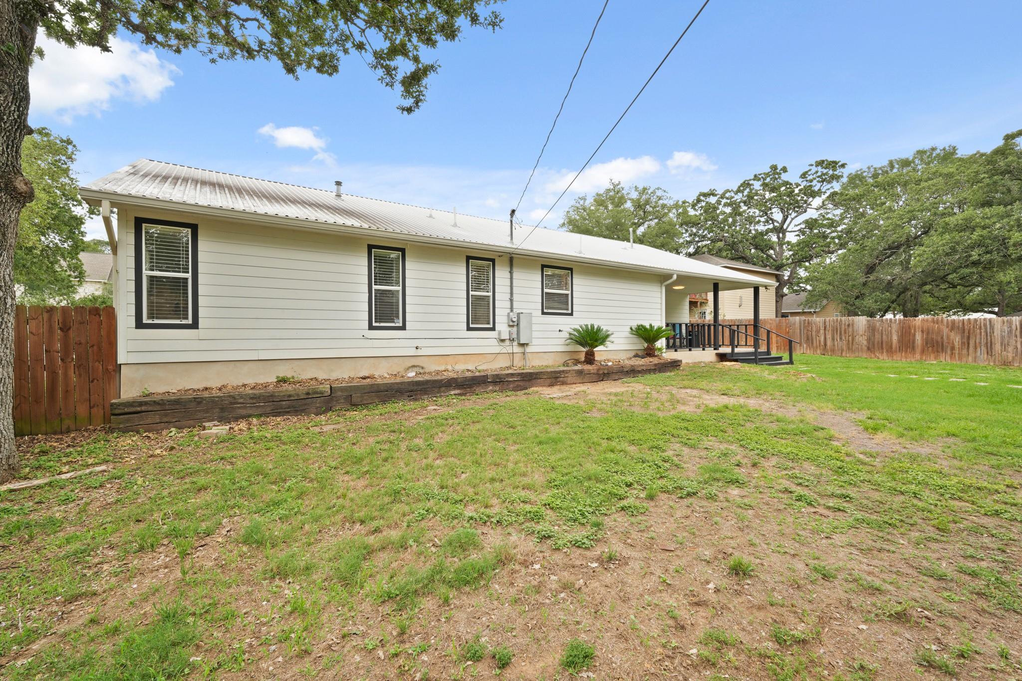 503 Pine St, Smithville, TX 78957