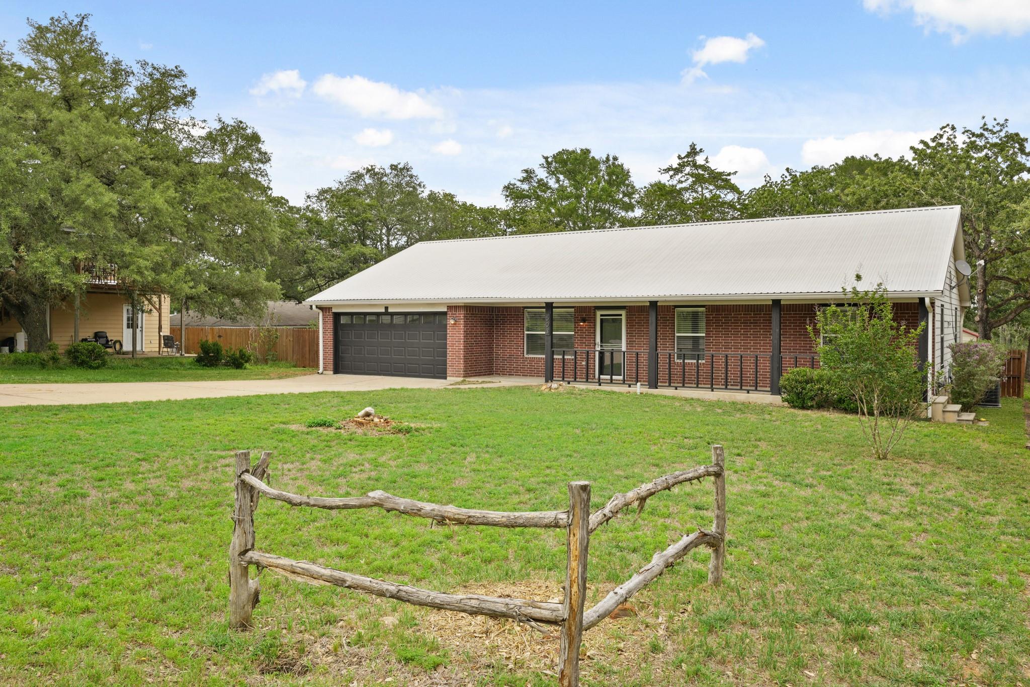 503 Pine St, Smithville, TX 78957