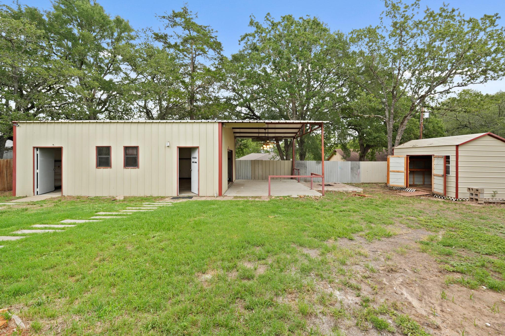 503 Pine St, Smithville, TX 78957