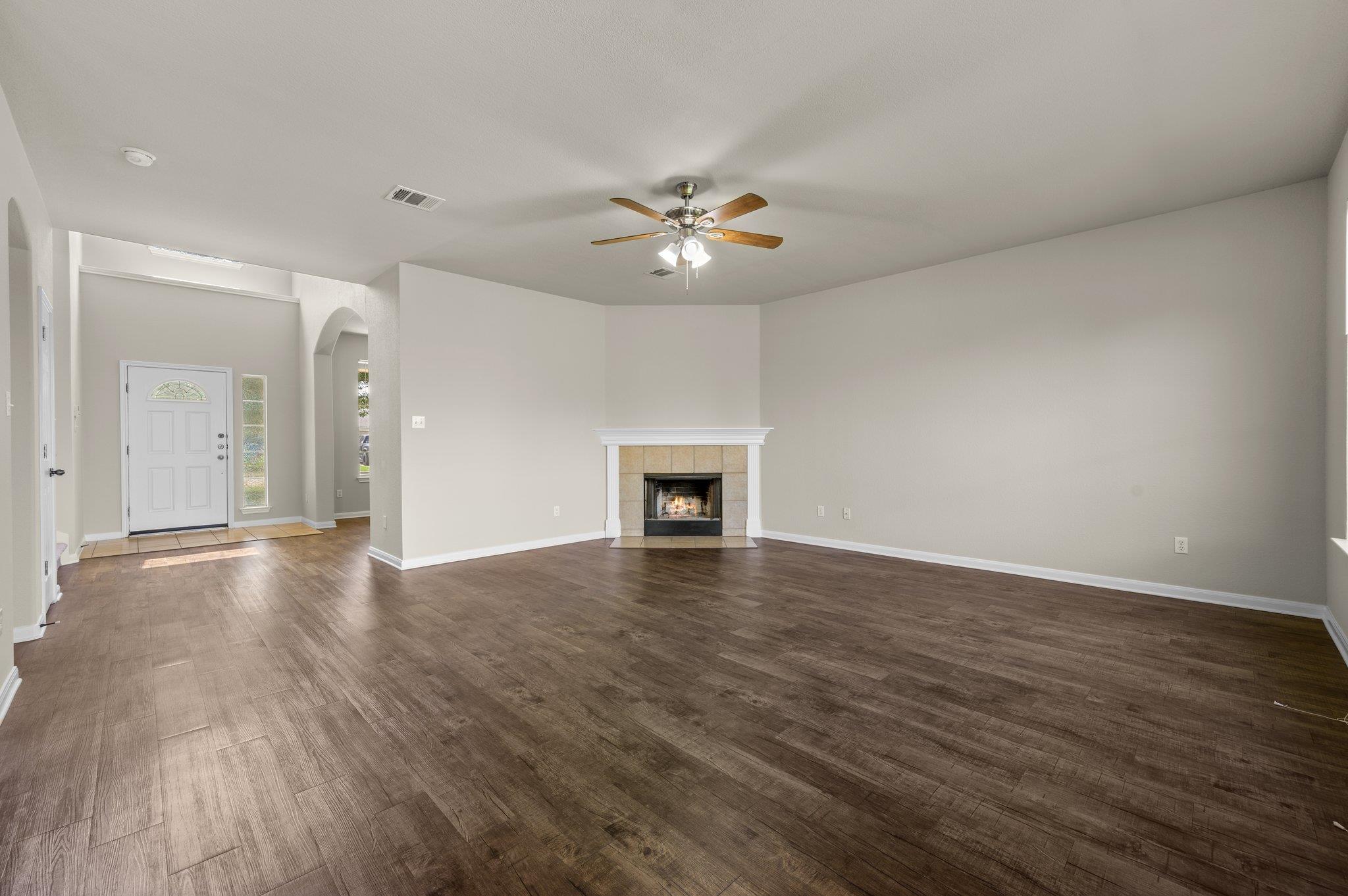 215 Gainer Dr, Hutto, TX 78634