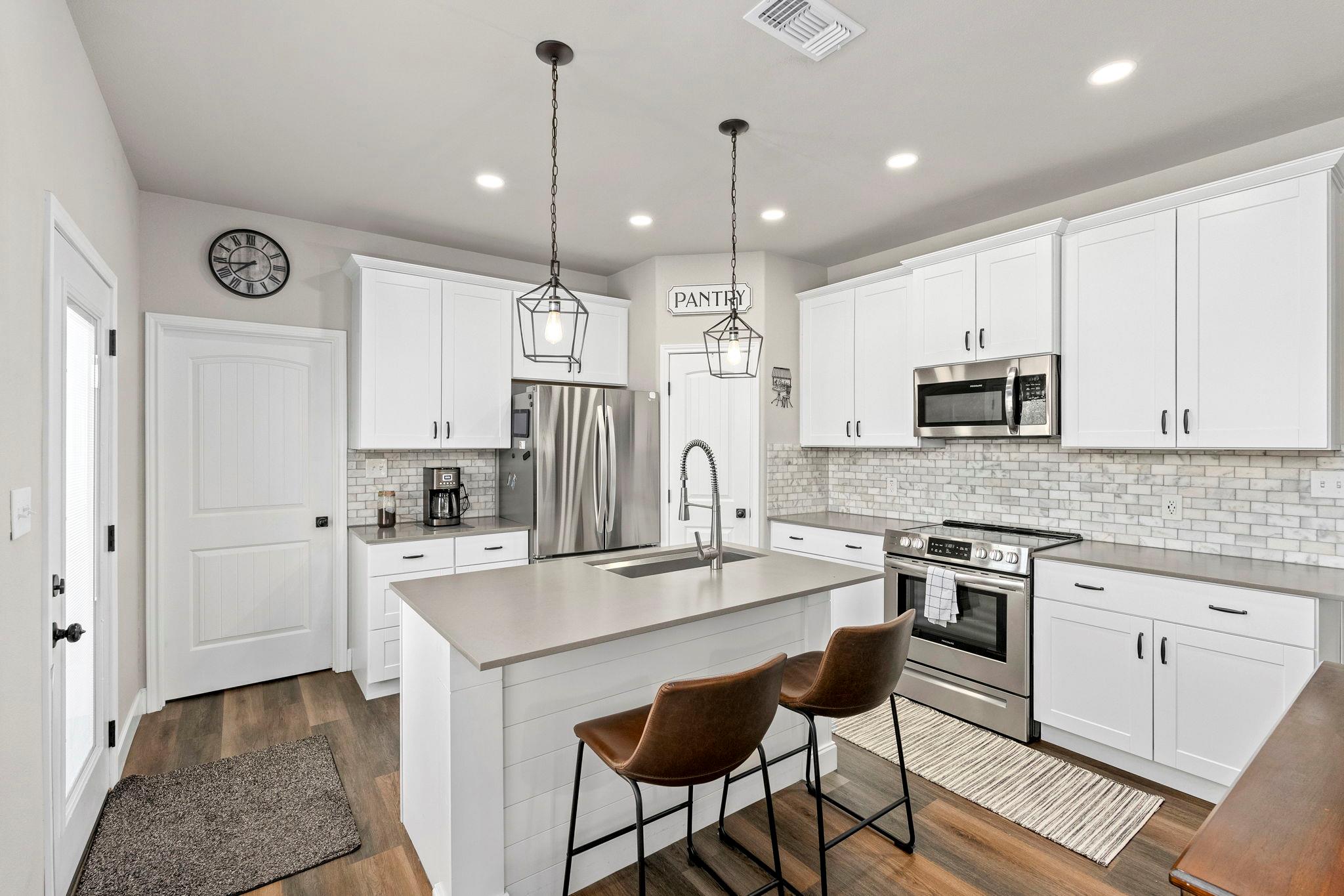 964 Allende St, Seguin, TX 78155