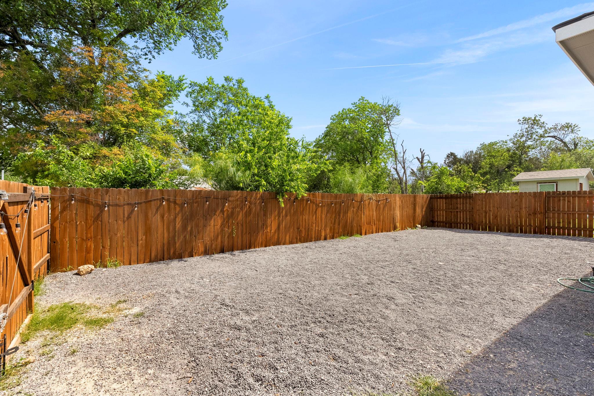964 Allende St, Seguin, TX 78155
