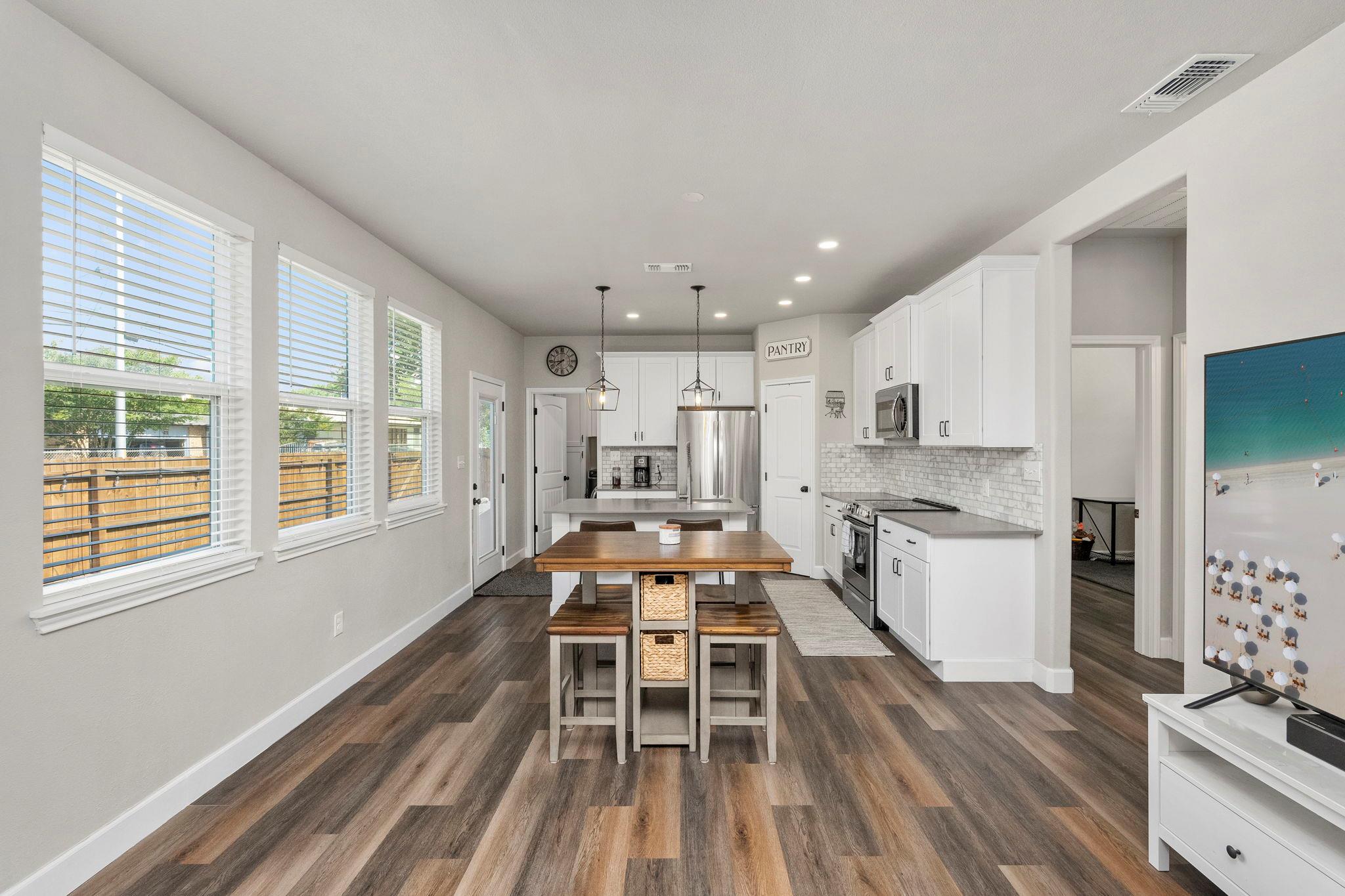 964 Allende St, Seguin, TX 78155