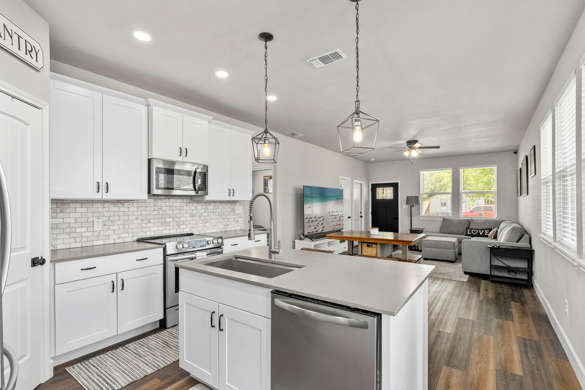 964 Allende St, Seguin, TX 78155