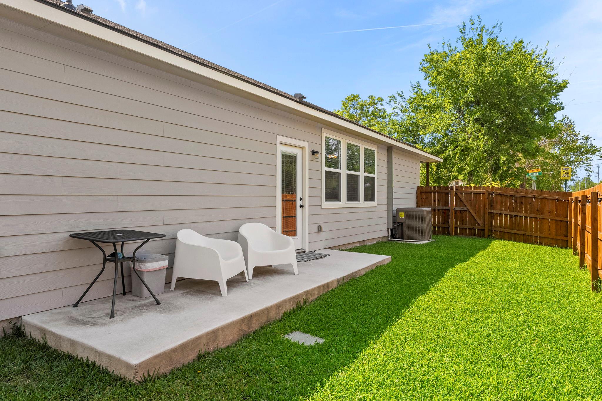 964 Allende St, Seguin, TX 78155